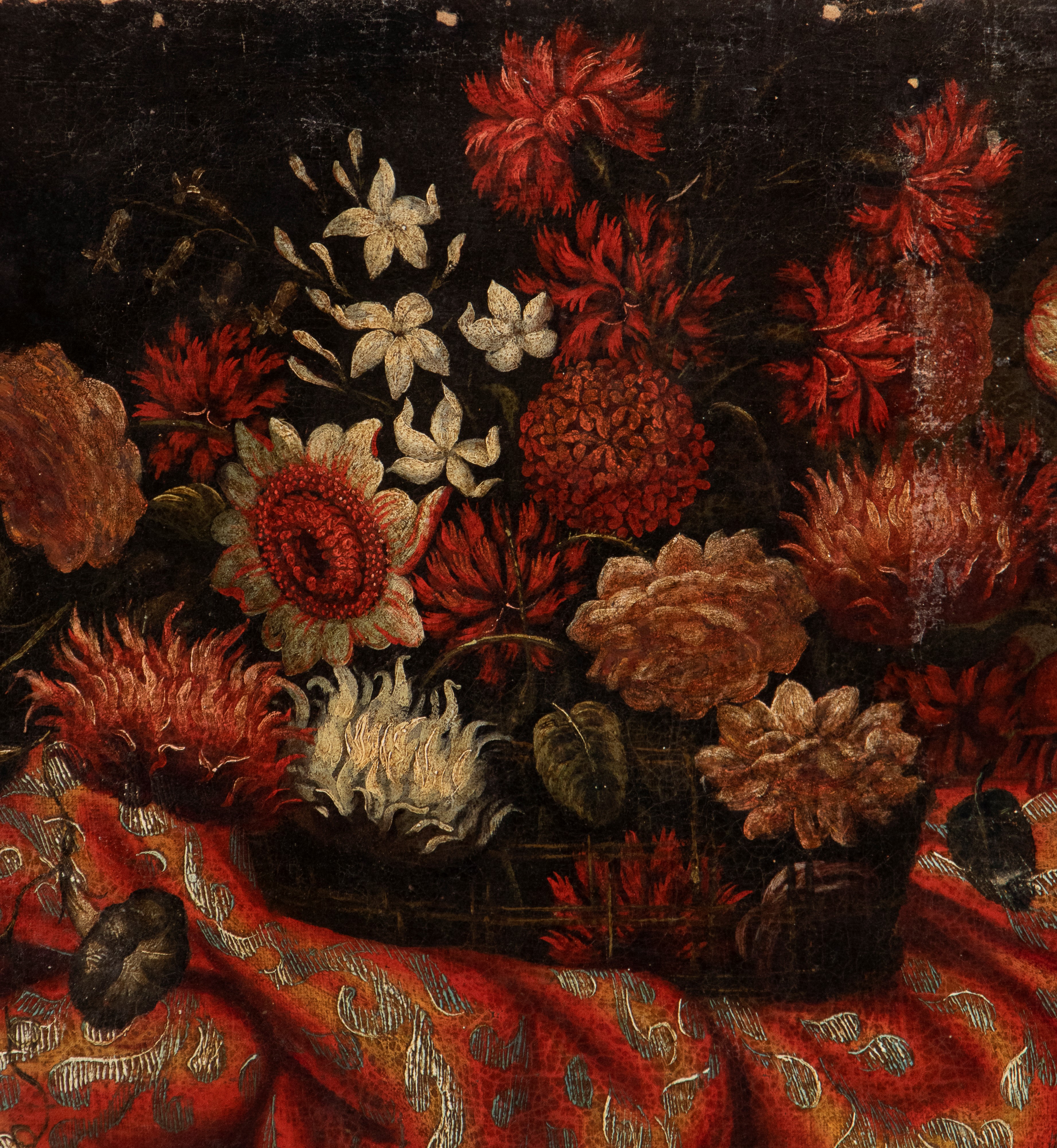 Natura morta con bouquet di fiori, versatoio e tappeto damascato