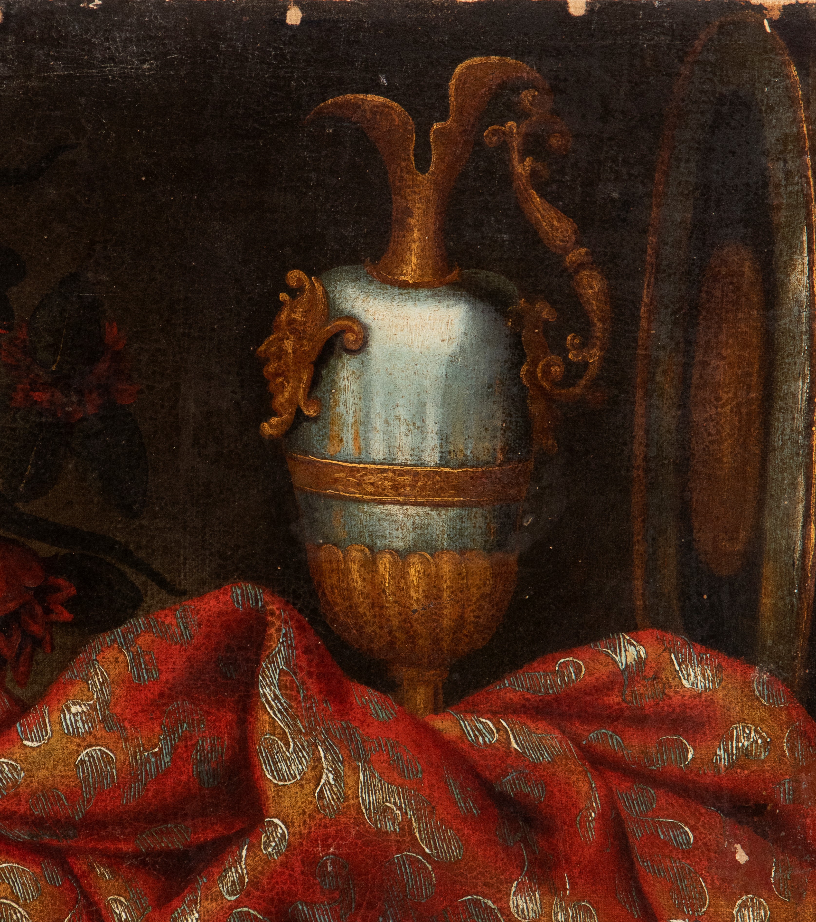 Natura morta con bouquet di fiori, versatoio e tappeto damascato