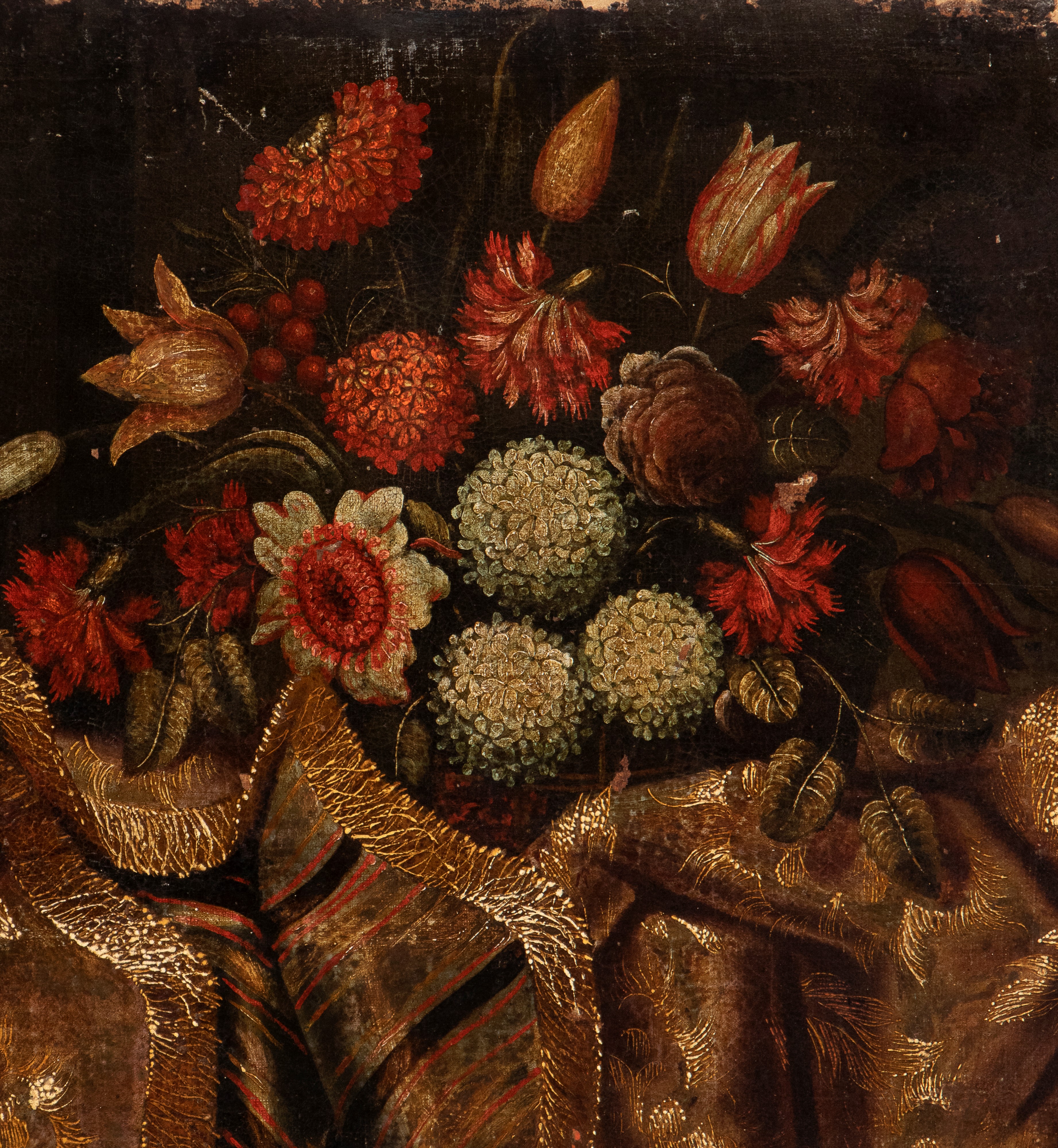 Natura morta con bouquet di fiori, pappagallo e tappeto damascato