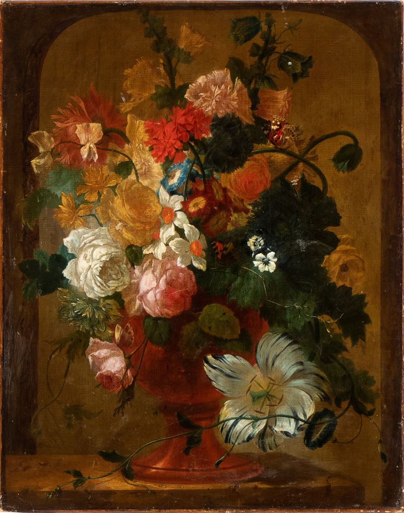 Bouquet di fiori con farfalla in un vaso metallico