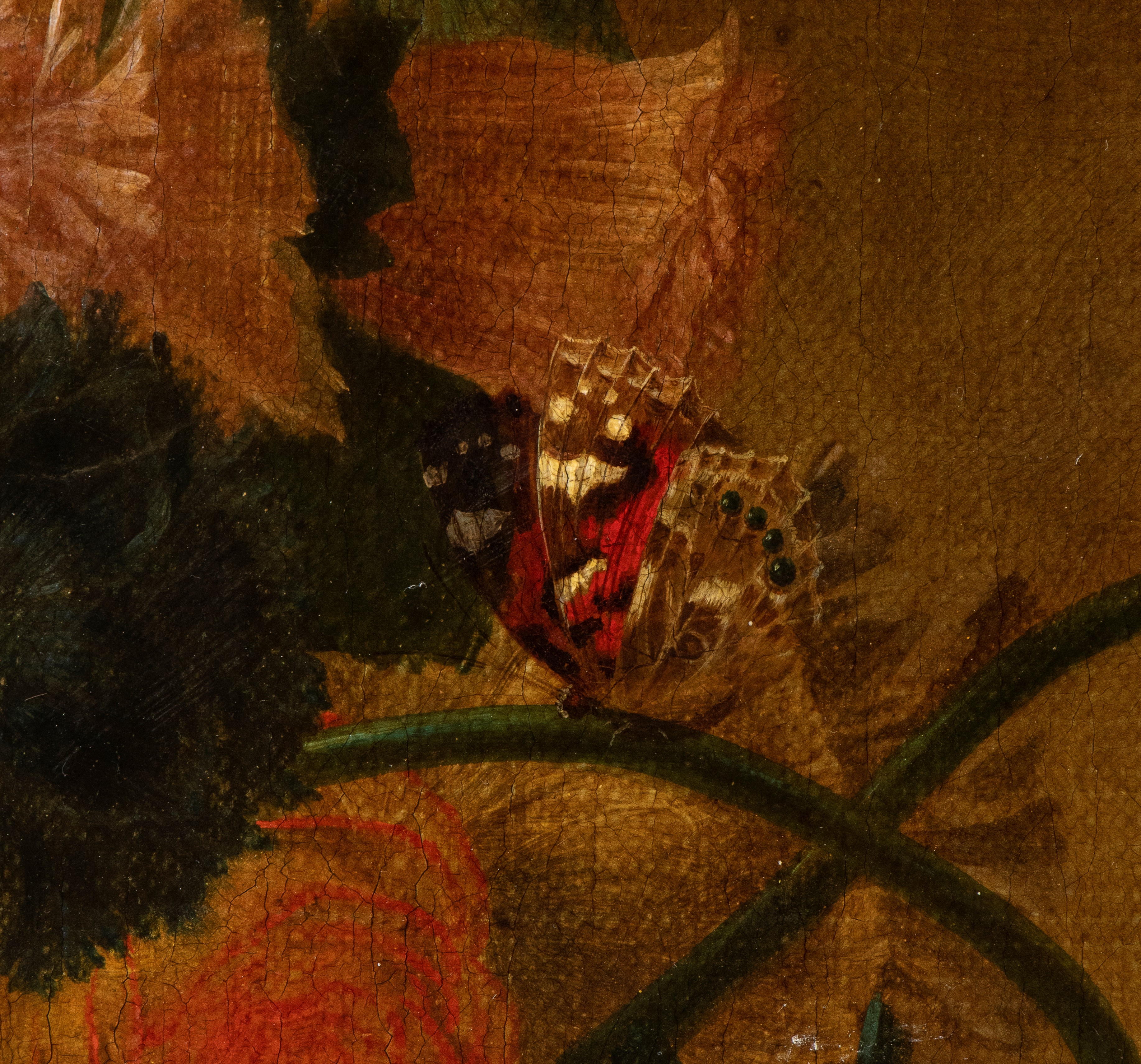 Bouquet di fiori con farfalla in un vaso metallico