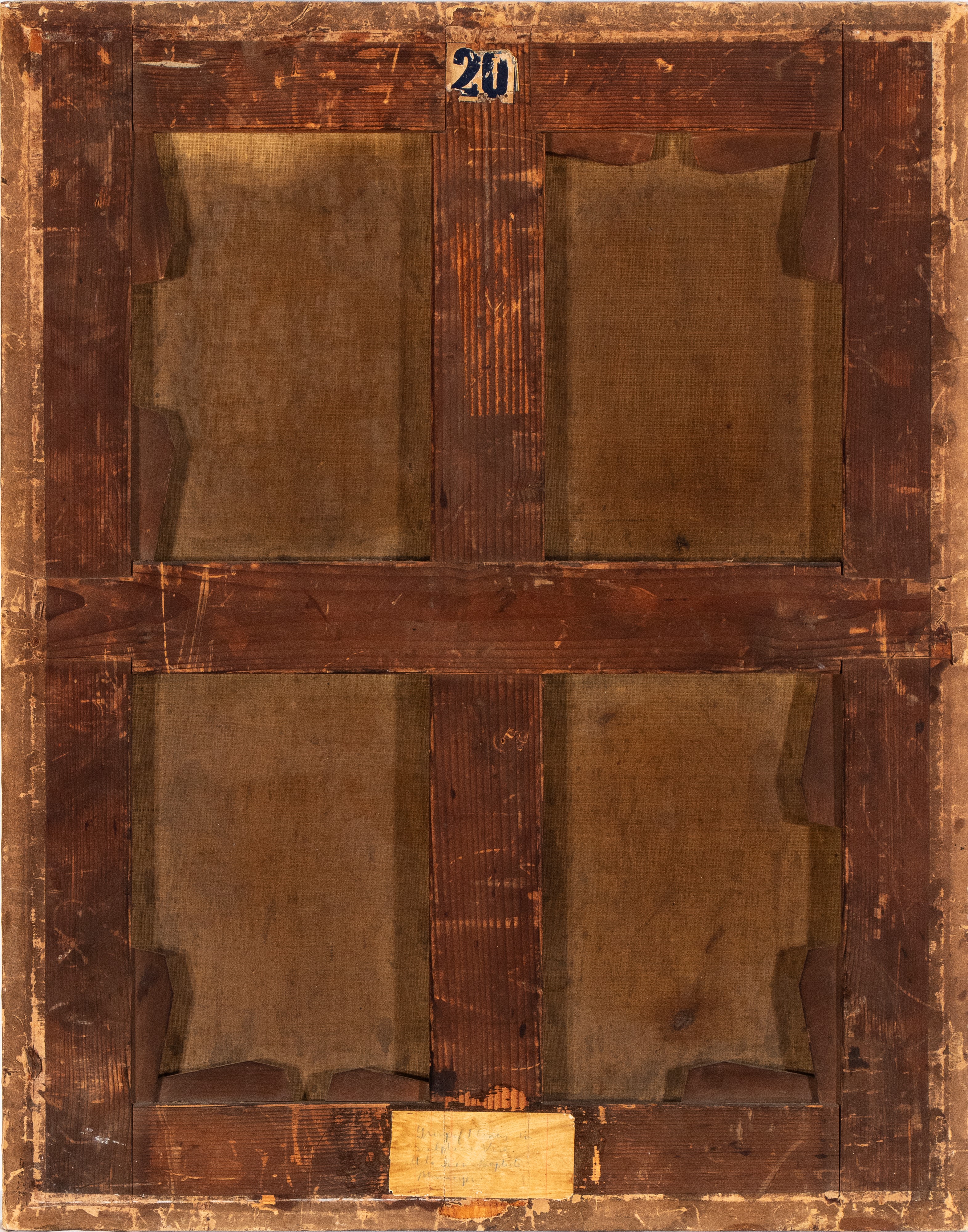 Bouquet di fiori con farfalla in un vaso metallico