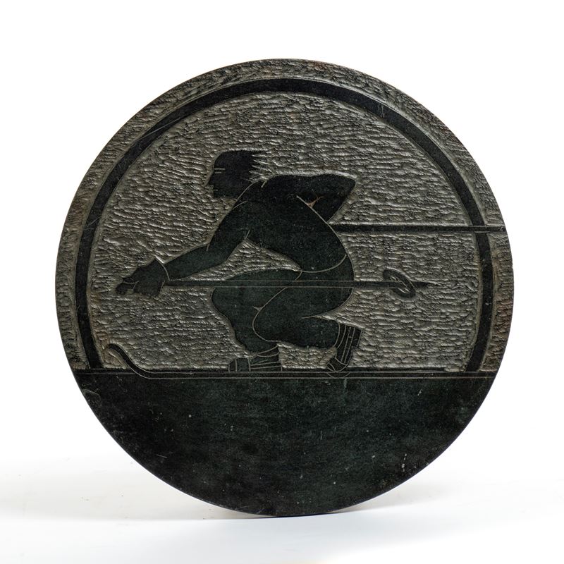 Lastra circolare con bassorilievo