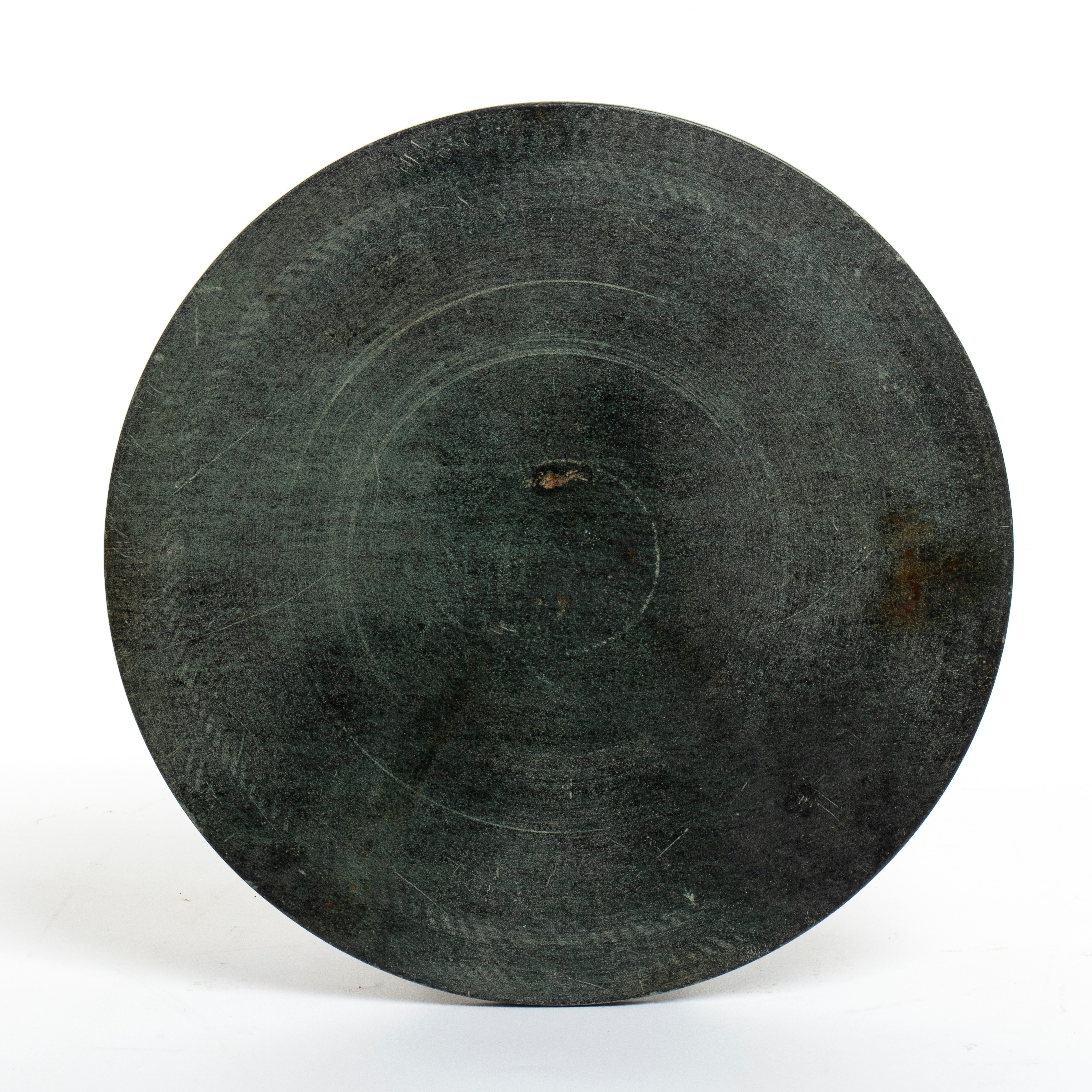 Lastra circolare con bassorilievo