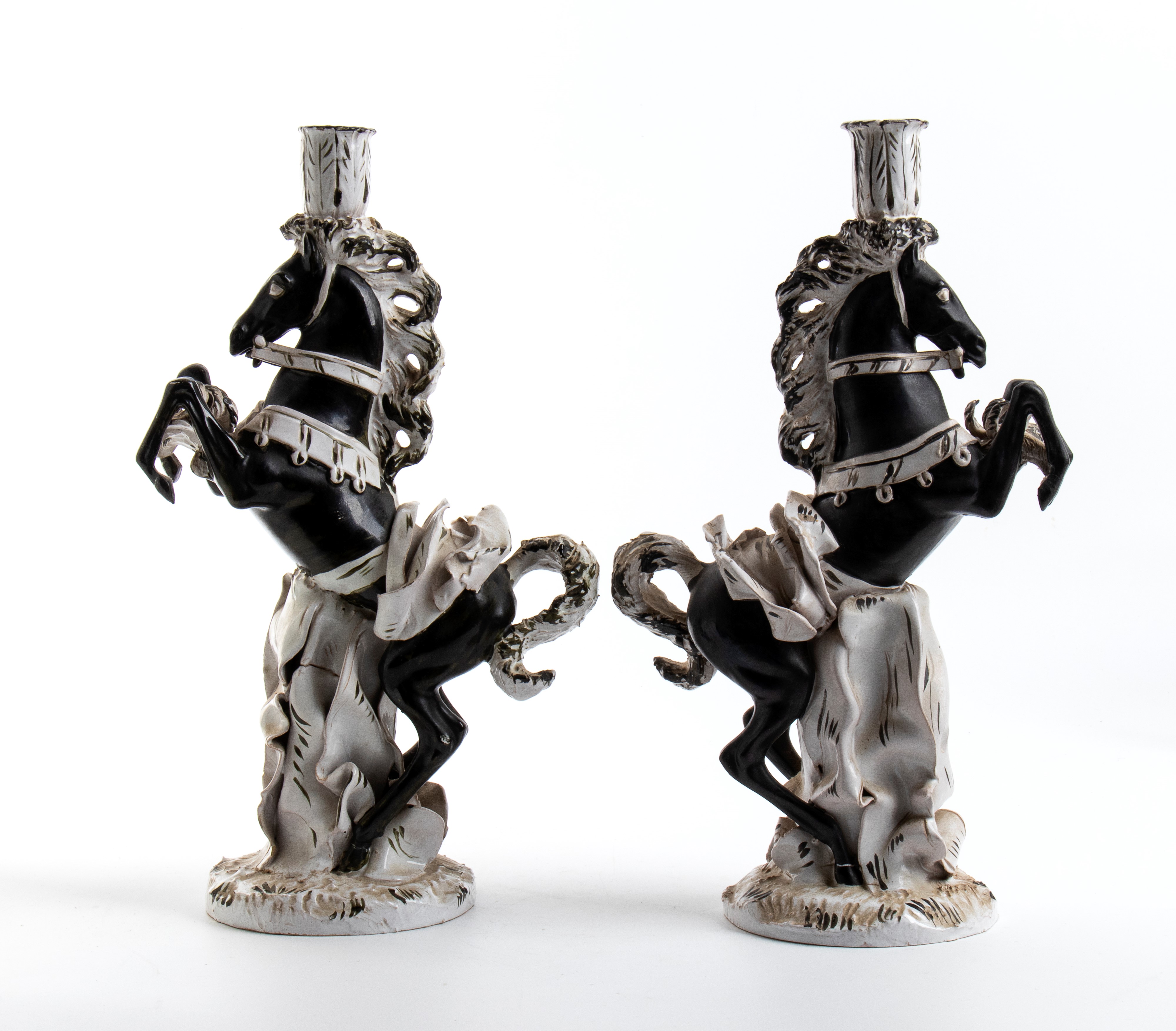 Due candelabri a forma di cavallo rampante