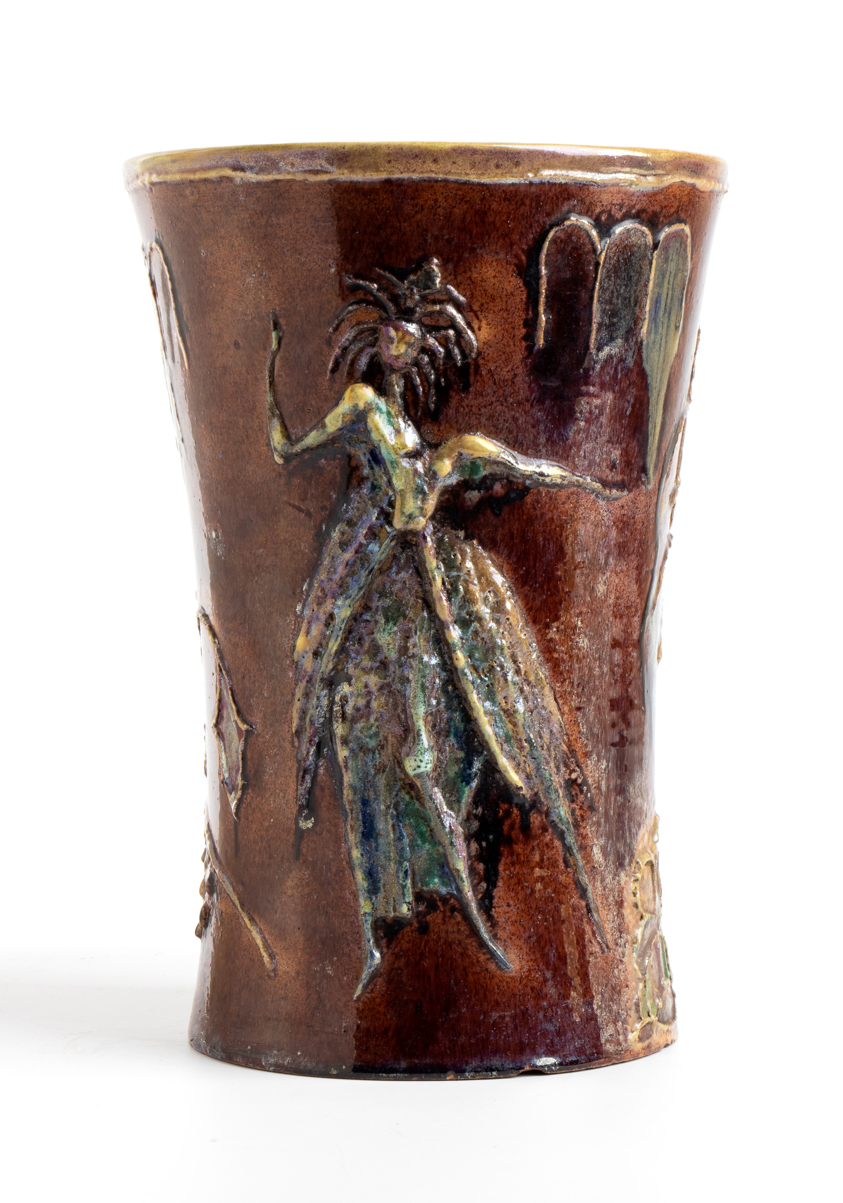 Vaso policromo con decorazione a rilievo di figure femminili e motivi floreali