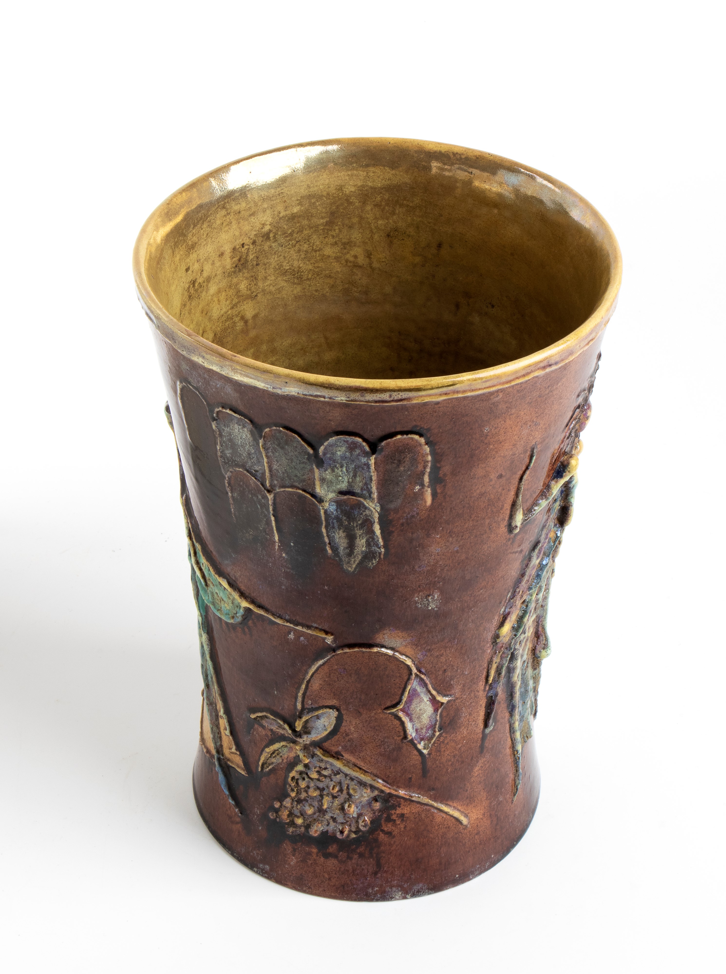 Vaso policromo con decorazione a rilievo di figure femminili e motivi floreali