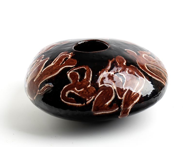 Vaso con decorazione di personaggi in marrone