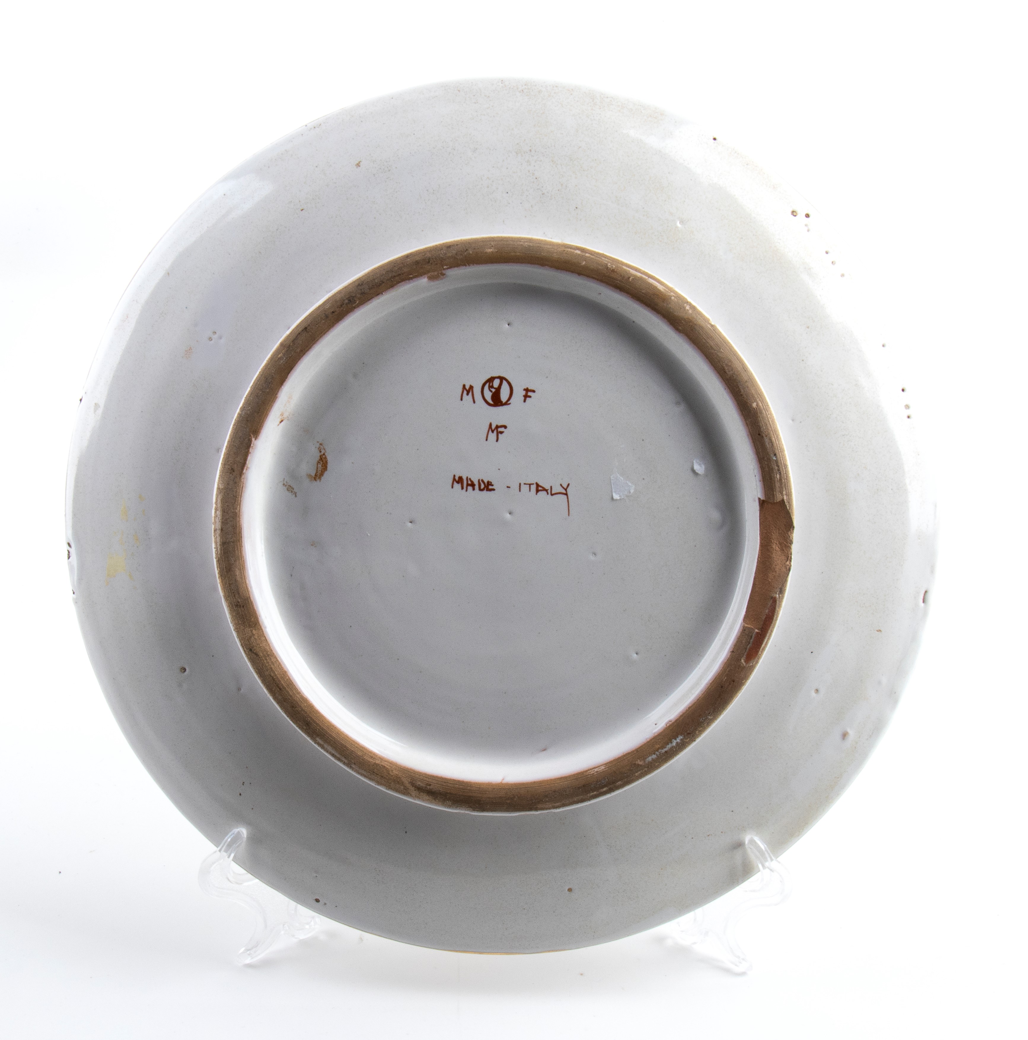 Piatto con figura femminile danzante con decori floreali policromi e dorati