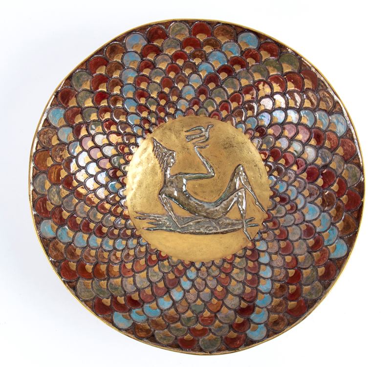 Coppa con decorazione policroma e figura femminile