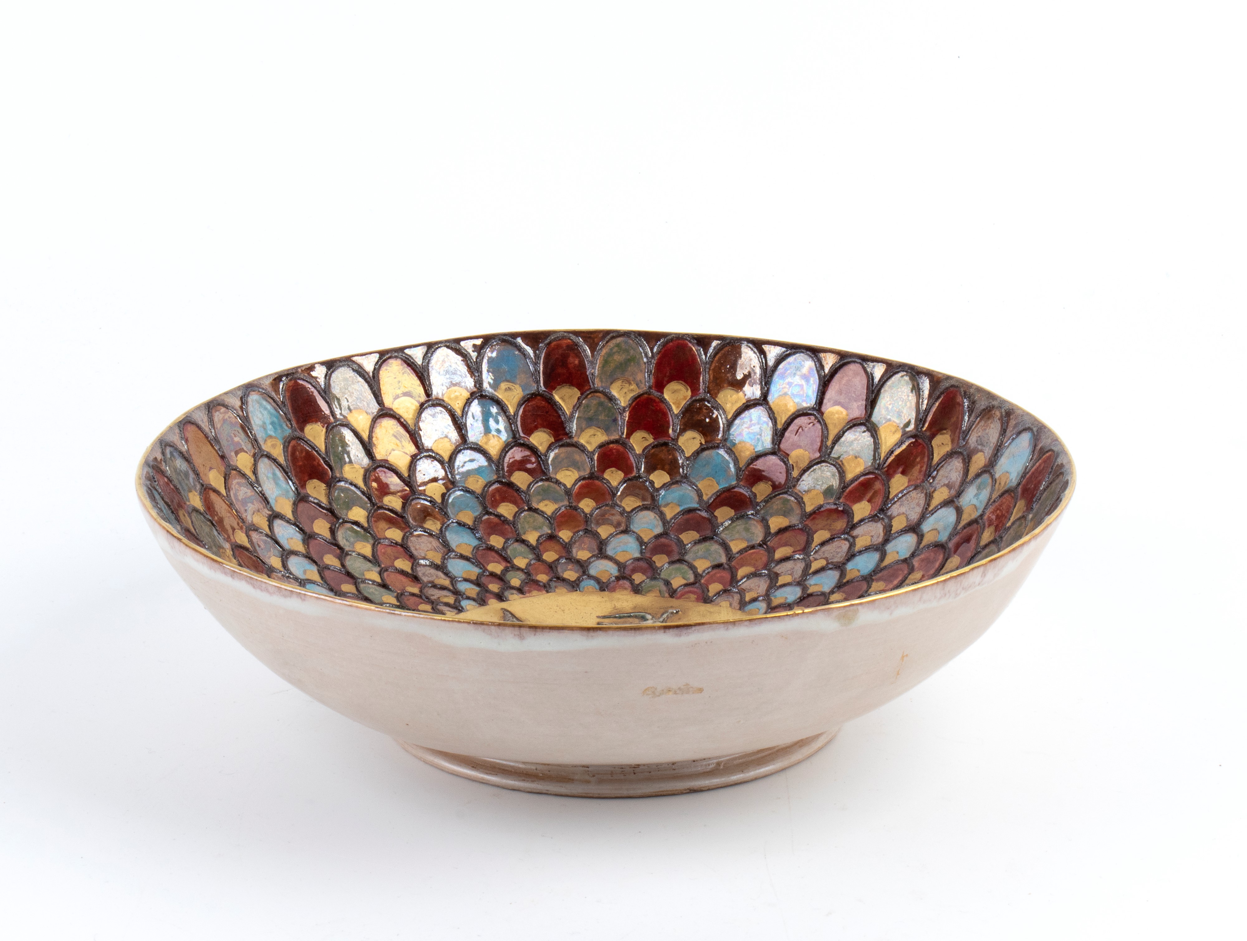 Coppa con decorazione policroma e figura femminile