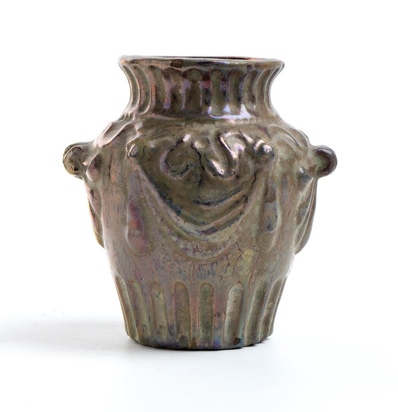 Vasetto con decorazioni a rilievo