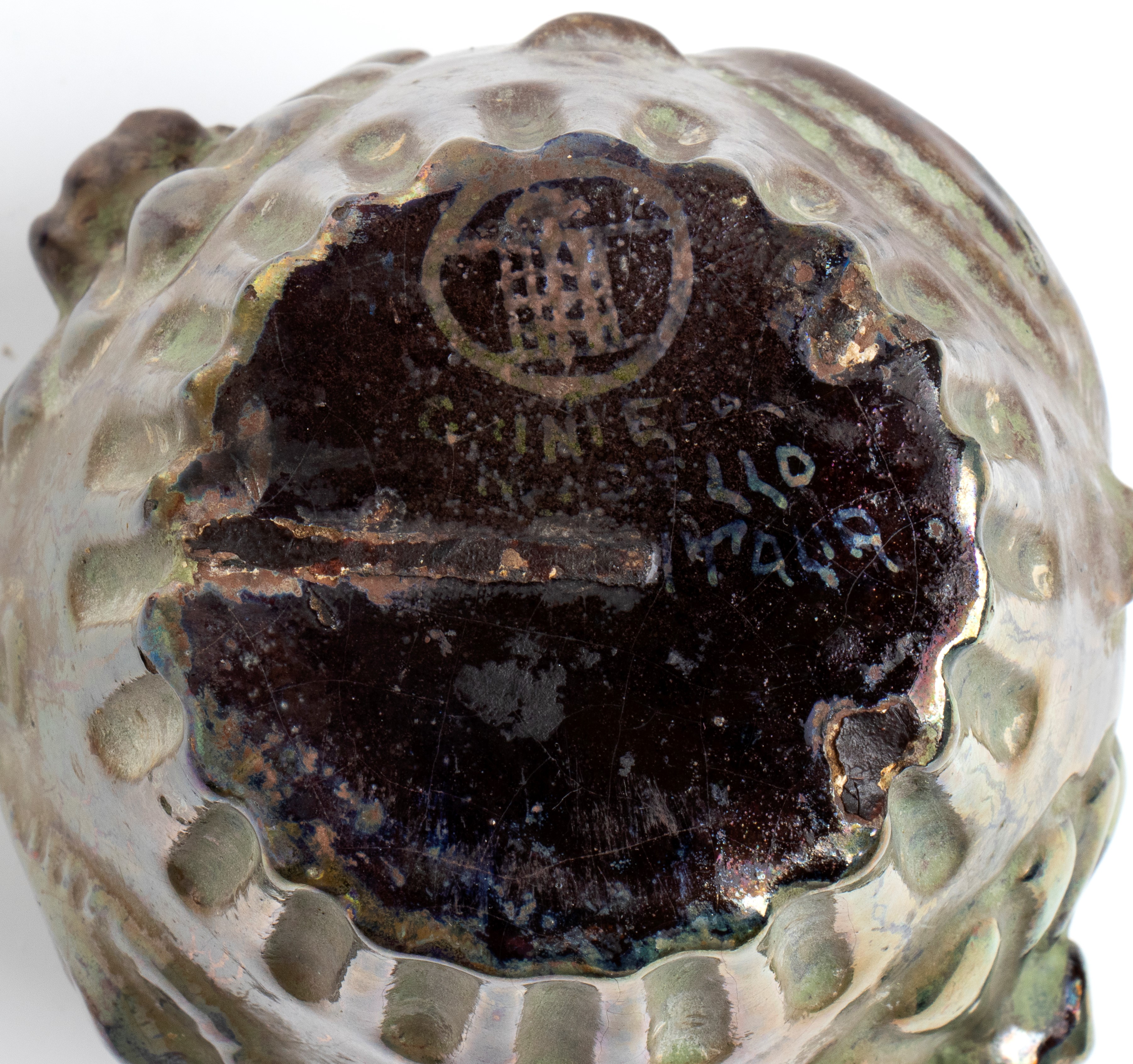 Vasetto con decorazioni a rilievo