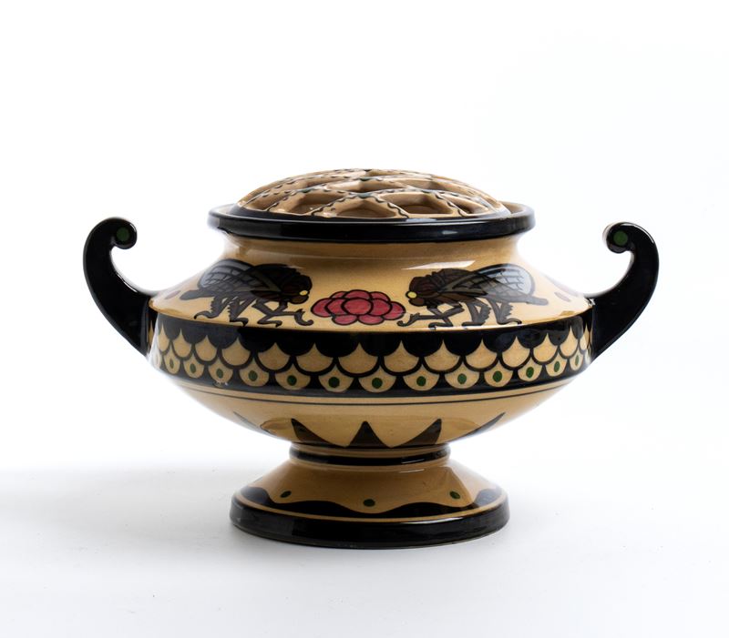 Vaso portafiori biansato e coperchio a griglia con decorazione di cicale