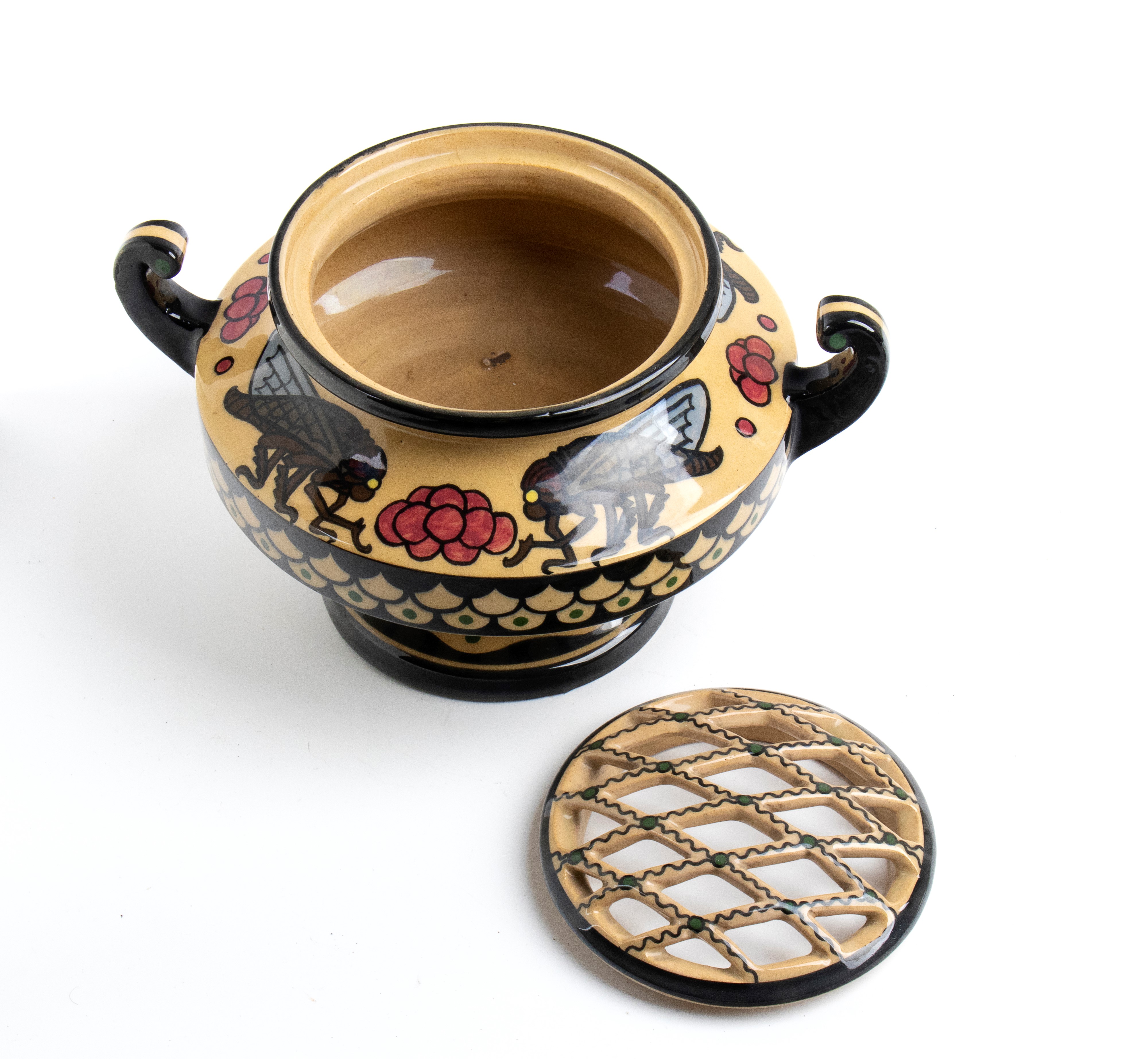 Vaso portafiori biansato e coperchio a griglia con decorazione di cicale