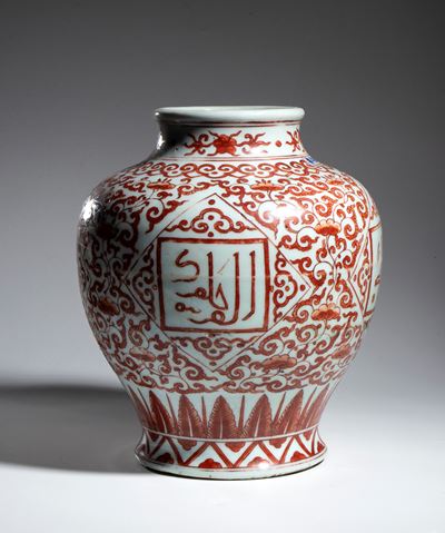 Giara in porcellana bianca e rossa con decoro floreale, Cina, XX secolo