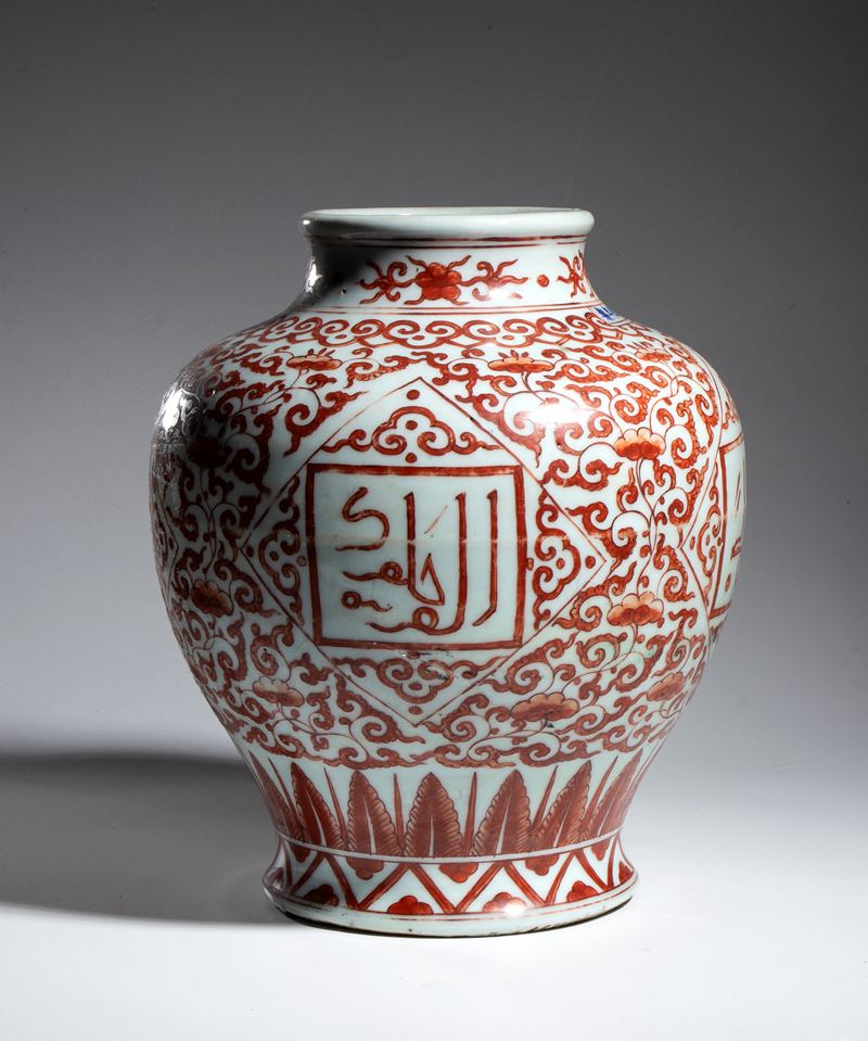 Giara in porcellana bianca e rossa con decoro floreale, Cina, XX secolo