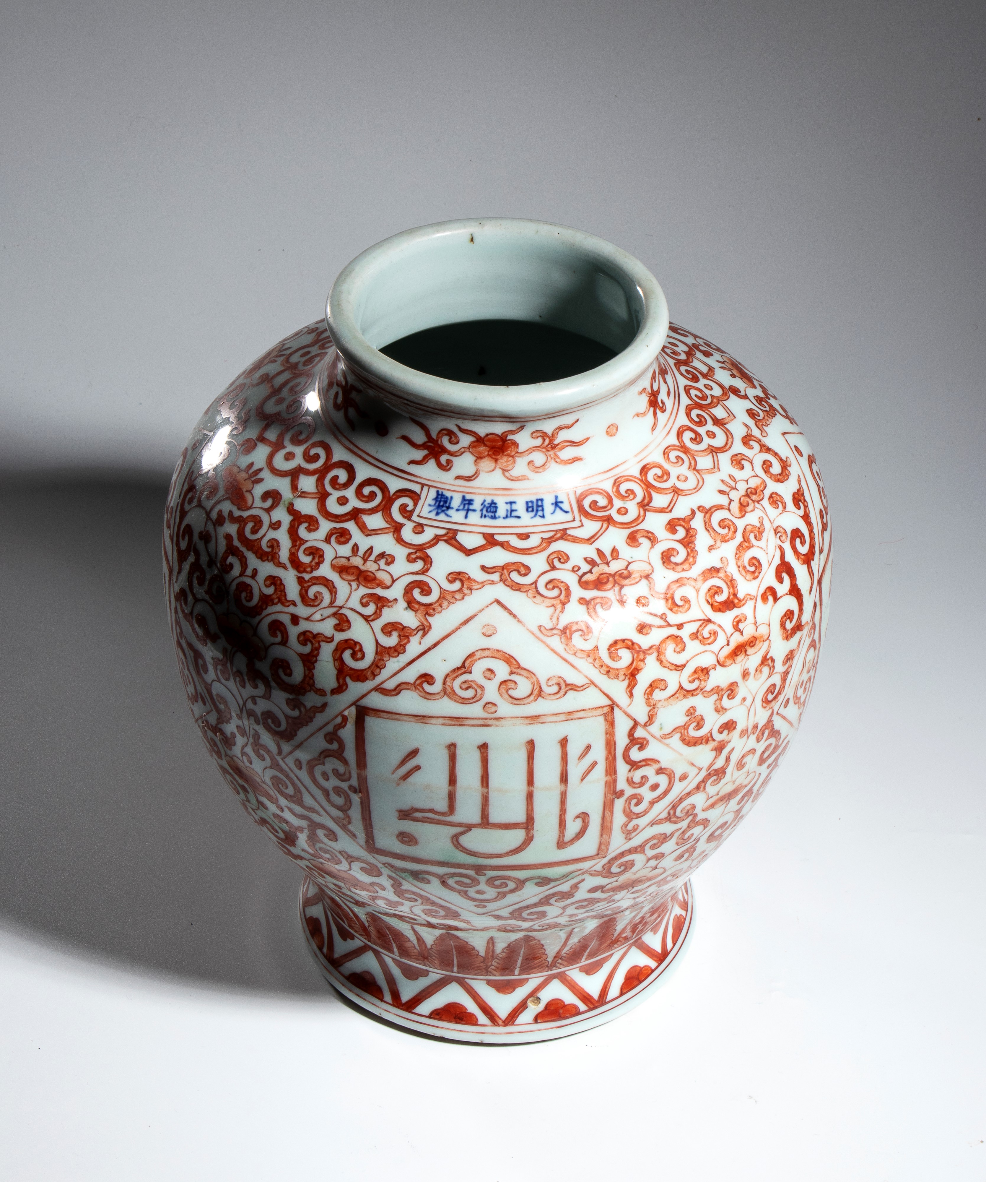 Giara in porcellana bianca e rossa con decoro floreale, Cina, XX secolo