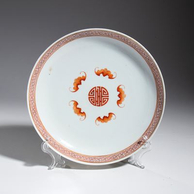 Piatto smaltato, Famiglia Rosa con cinque pipistrelli su fondo giallo, Cina, XX secolo