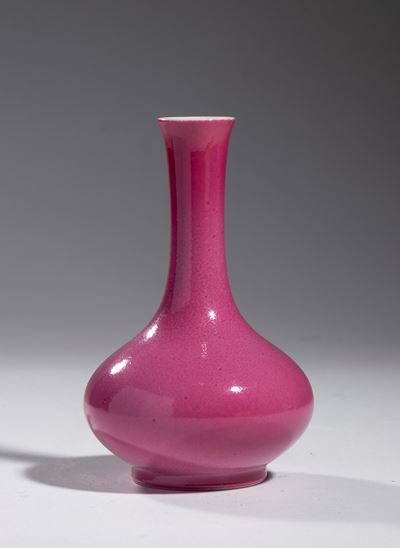 Vaso a forma di bottiglia in porcellana smaltata rubino, Cina, XX secolo
