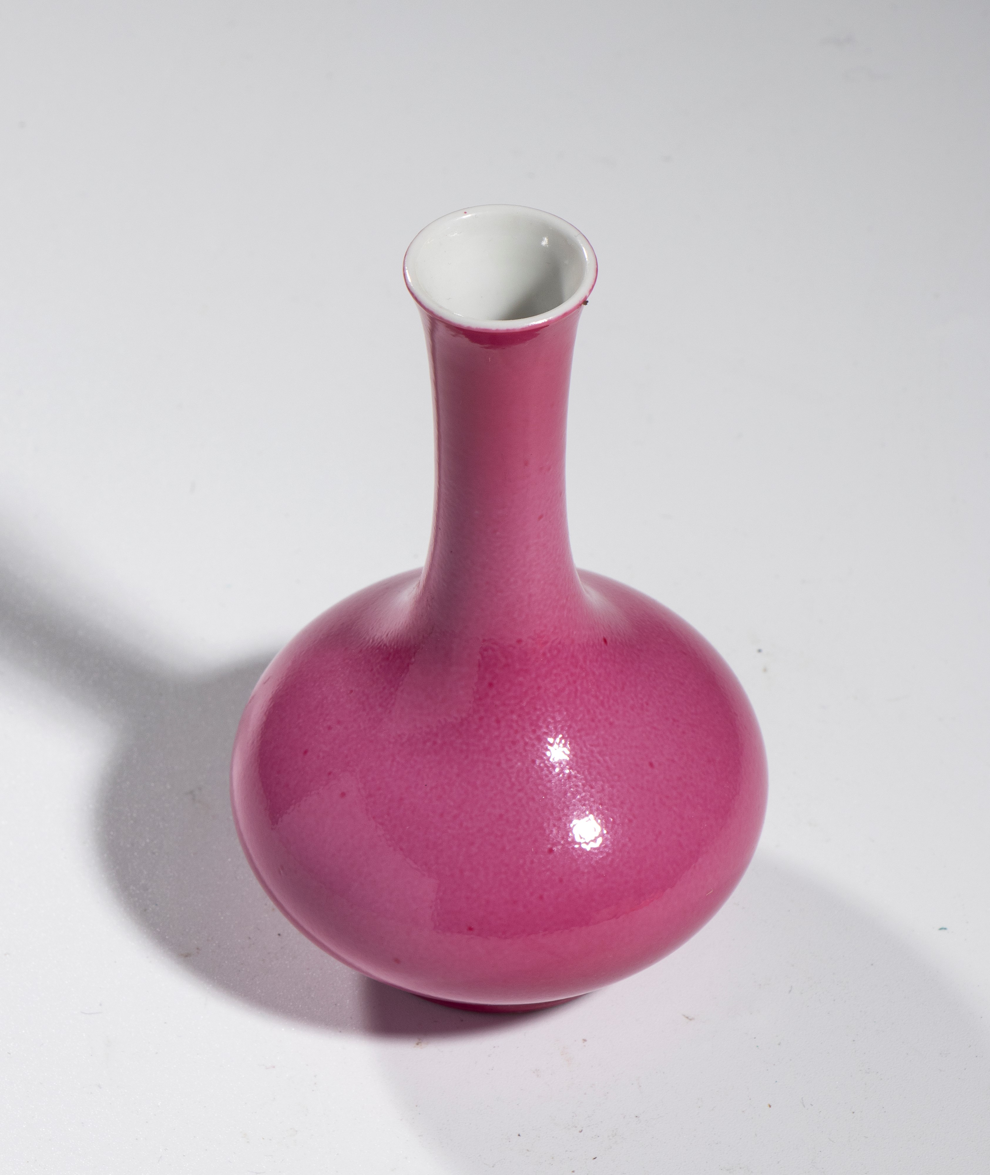 Vaso a forma di bottiglia in porcellana smaltata rubino, Cina, XX secolo