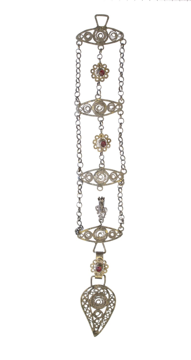Pendente in argento 800, filigrana e pietre rosse, fine XIX - inizio XX secolo