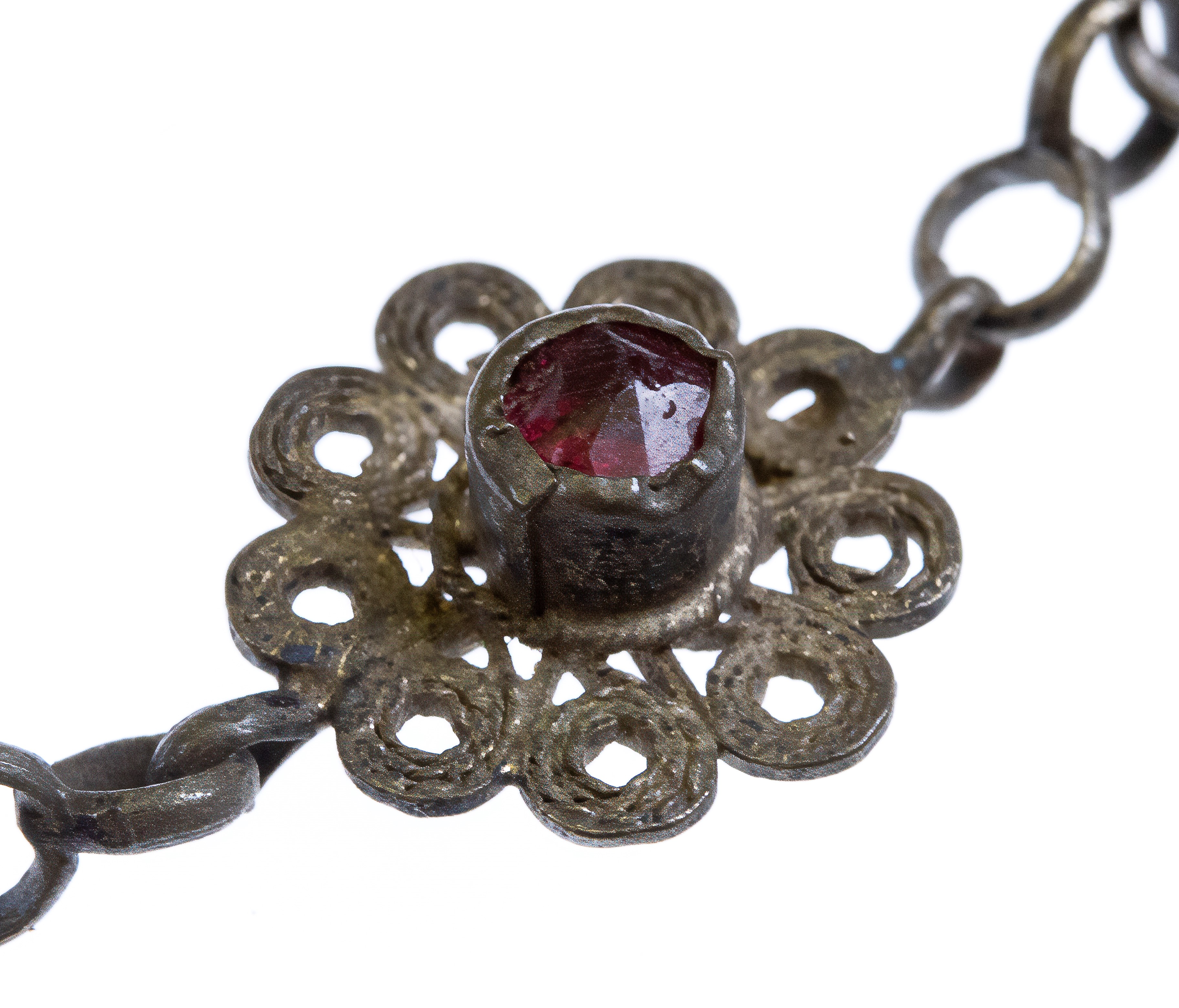 Pendente in argento 800, filigrana e pietre rosse, fine XIX - inizio XX secolo