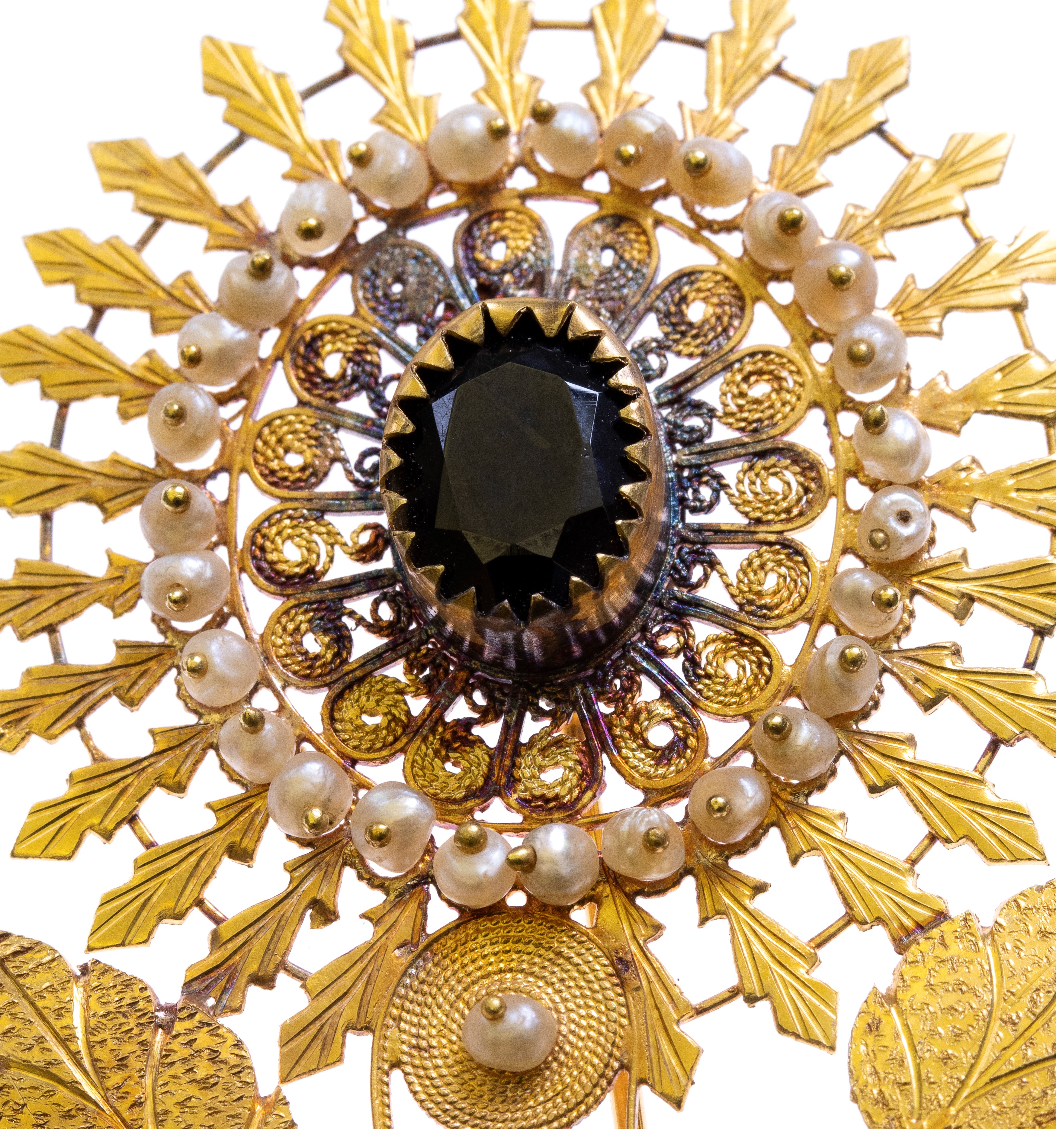 Spilla Sarda, ornamento in oro 18k e pietre preziose, XIX-XX secolo