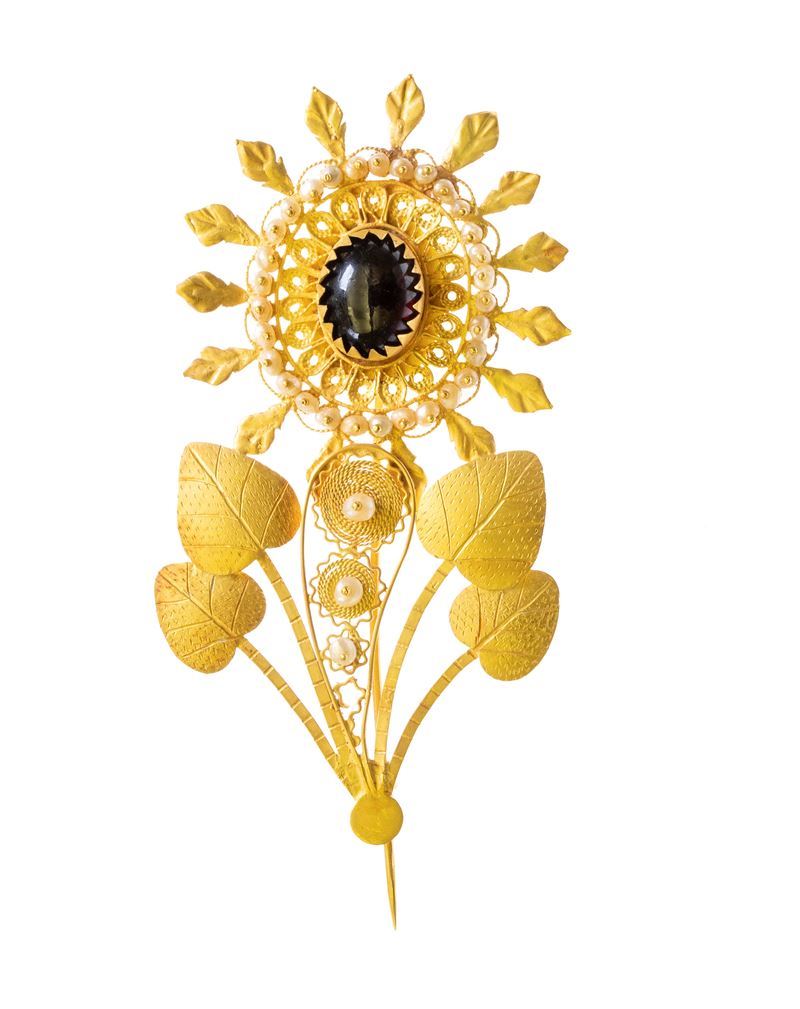 Spilla Sarda, in oro 18k con granato e perle