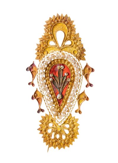 Modello di spilla sardo in oro 18k con microperle e smalto rosso, Sardegna, Nuorese