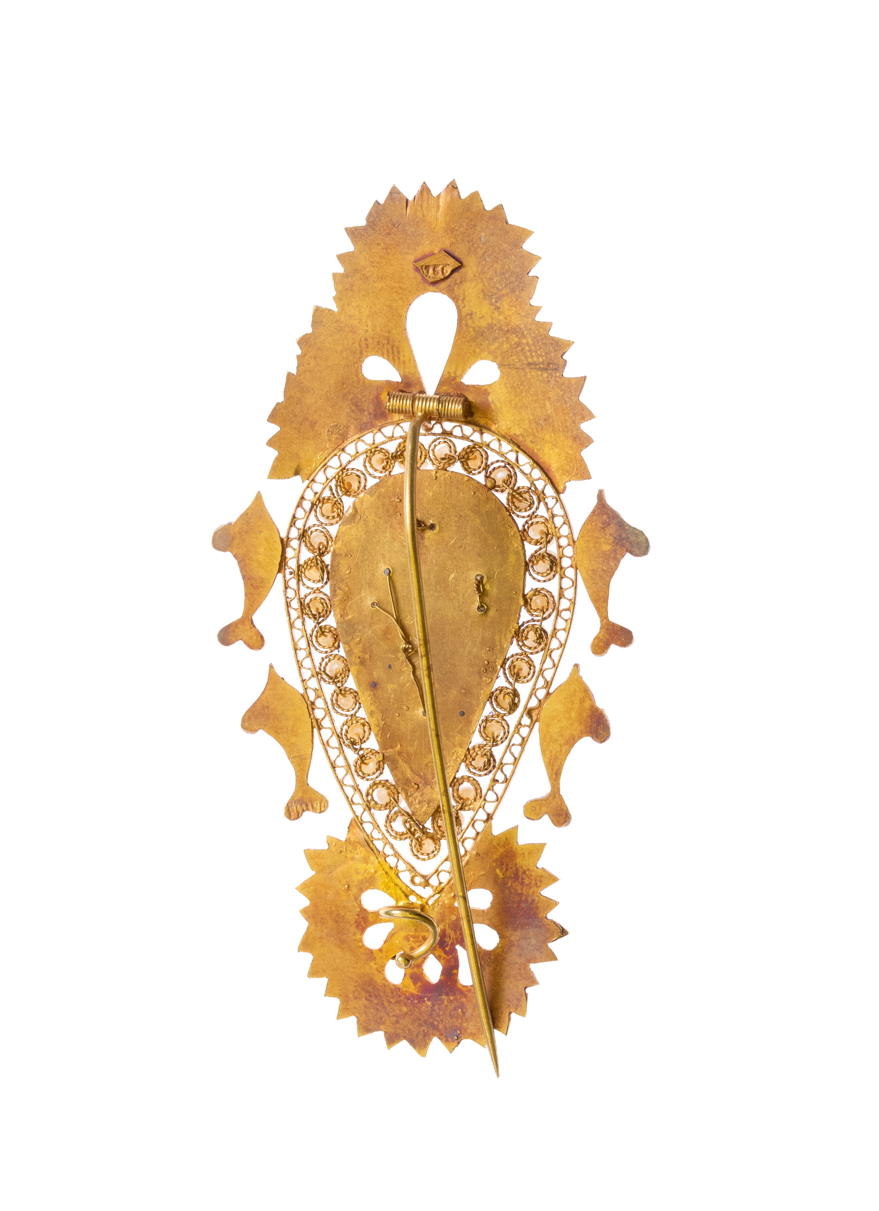 Modello di spilla sardo in oro 18k con microperle e smalto rosso, Sardegna, Nuorese