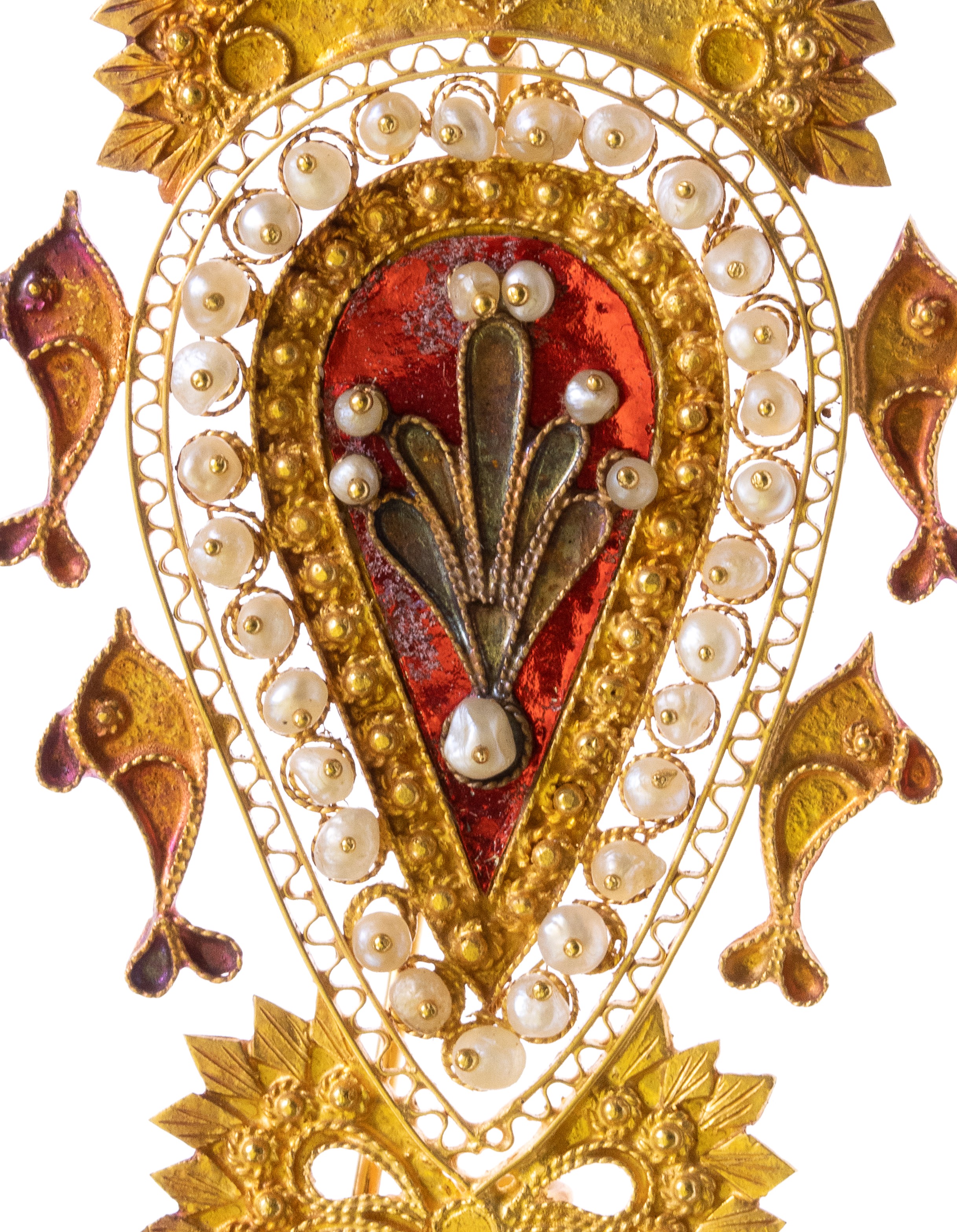 Modello di spilla sardo in oro 18k con microperle e smalto rosso, Sardegna, Nuorese