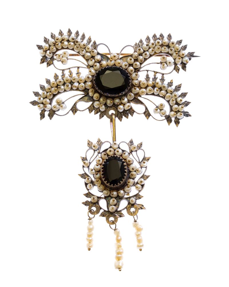 Spillo sardo in oro 18k con microperle e pietre nere, modello a farfalla