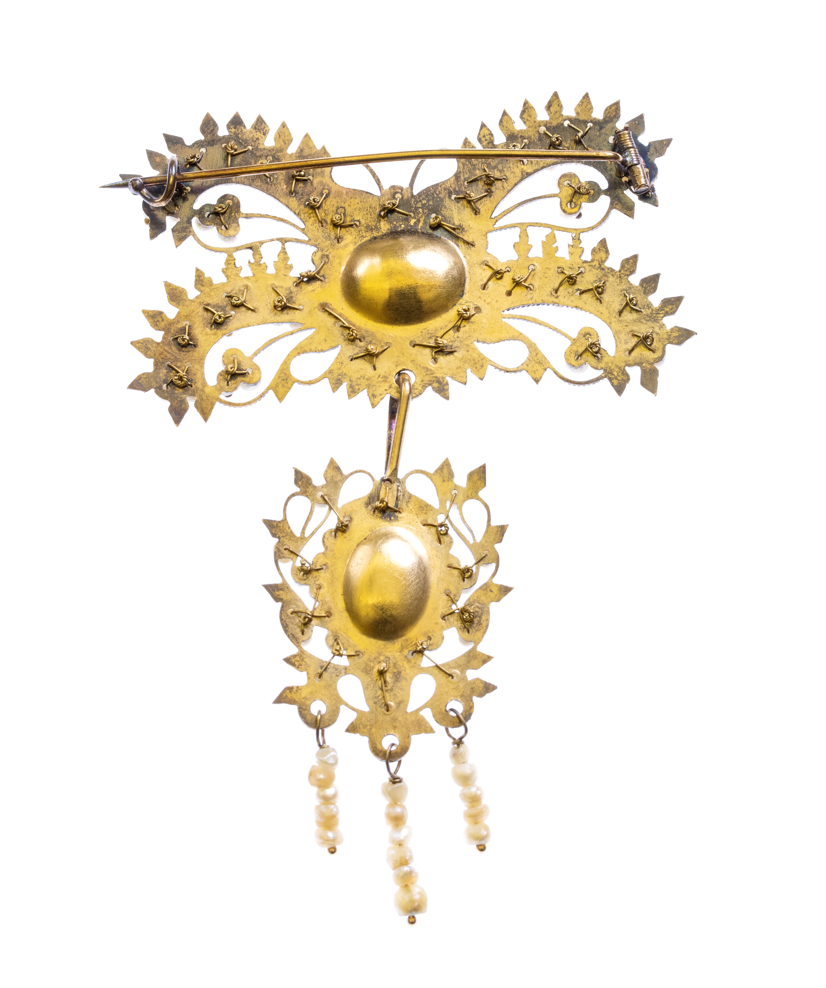 Spillo sardo in oro 18k con microperle e pietre nere, modello a farfalla