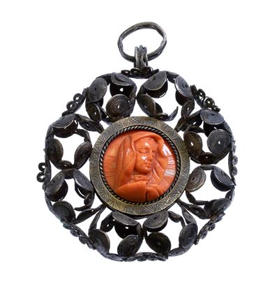 Patena Sarda in argento 800, a forma di croxu “nuxedda” con corallo scolpito