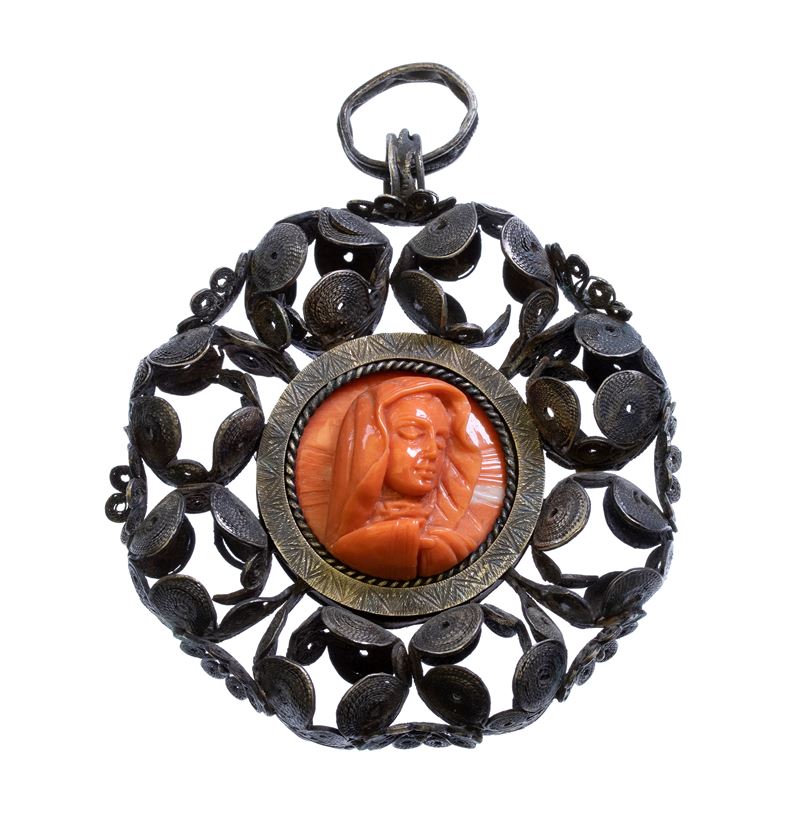 Patena Sarda in argento 800, a forma di croxu “nuxedda” con corallo scolpito