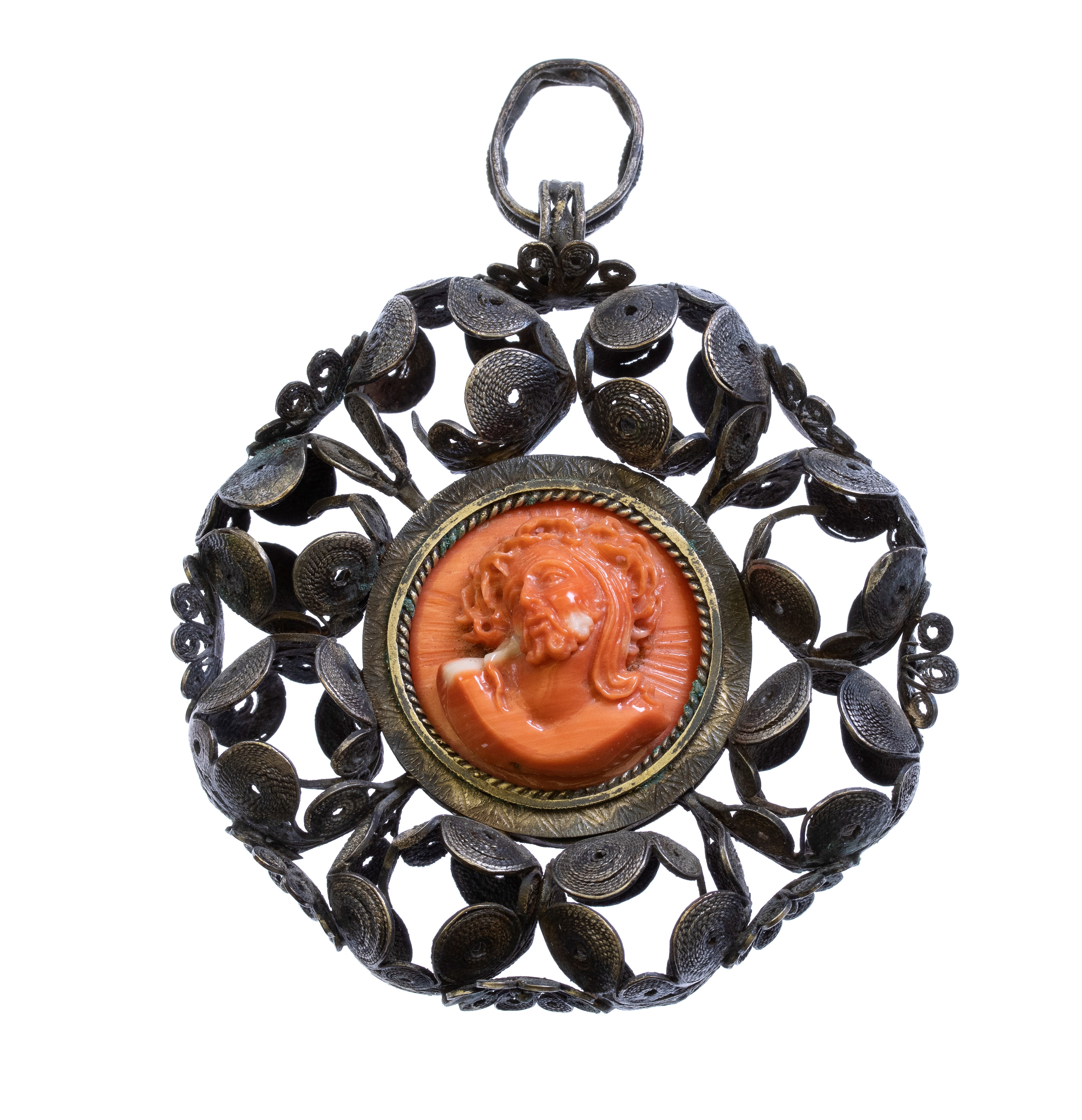 Patena Sarda in argento 800, a forma di croxu “nuxedda” con corallo scolpito