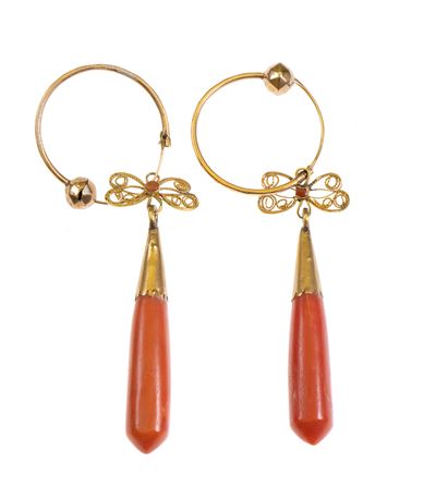 Orecchini in oro con pendenti in corallo rosso e filigrana