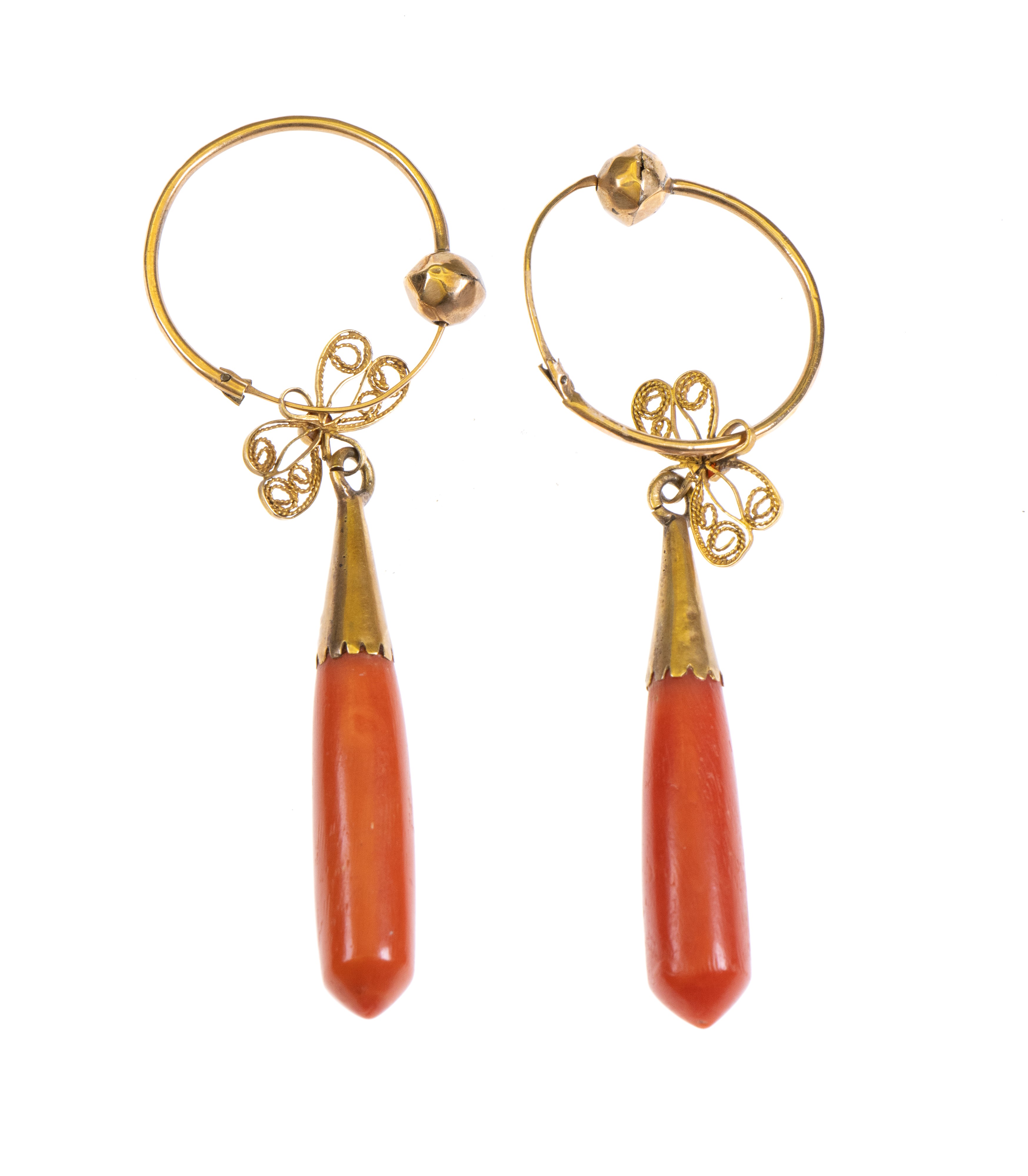 Orecchini in oro con pendenti in corallo rosso e filigrana