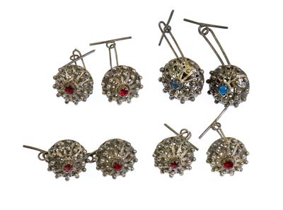 Quattro coppie di bottoni in argento 800, con pietre colorate
