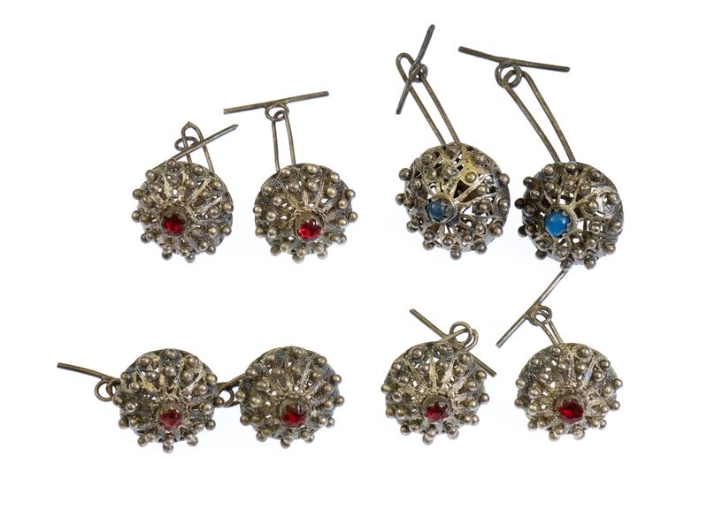Quattro coppie di bottoni in argento 800, con pietre colorate