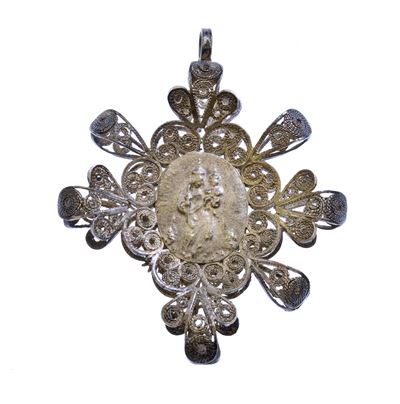 Pendente in argento, decorato in filigrana con medaglione