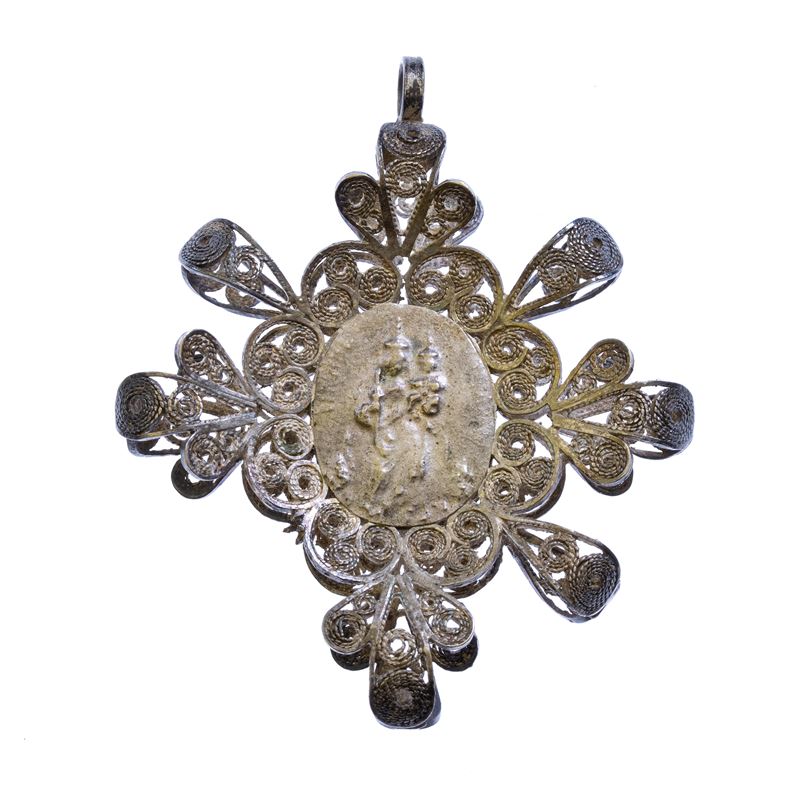 Pendente in argento, decorato in filigrana con medaglione