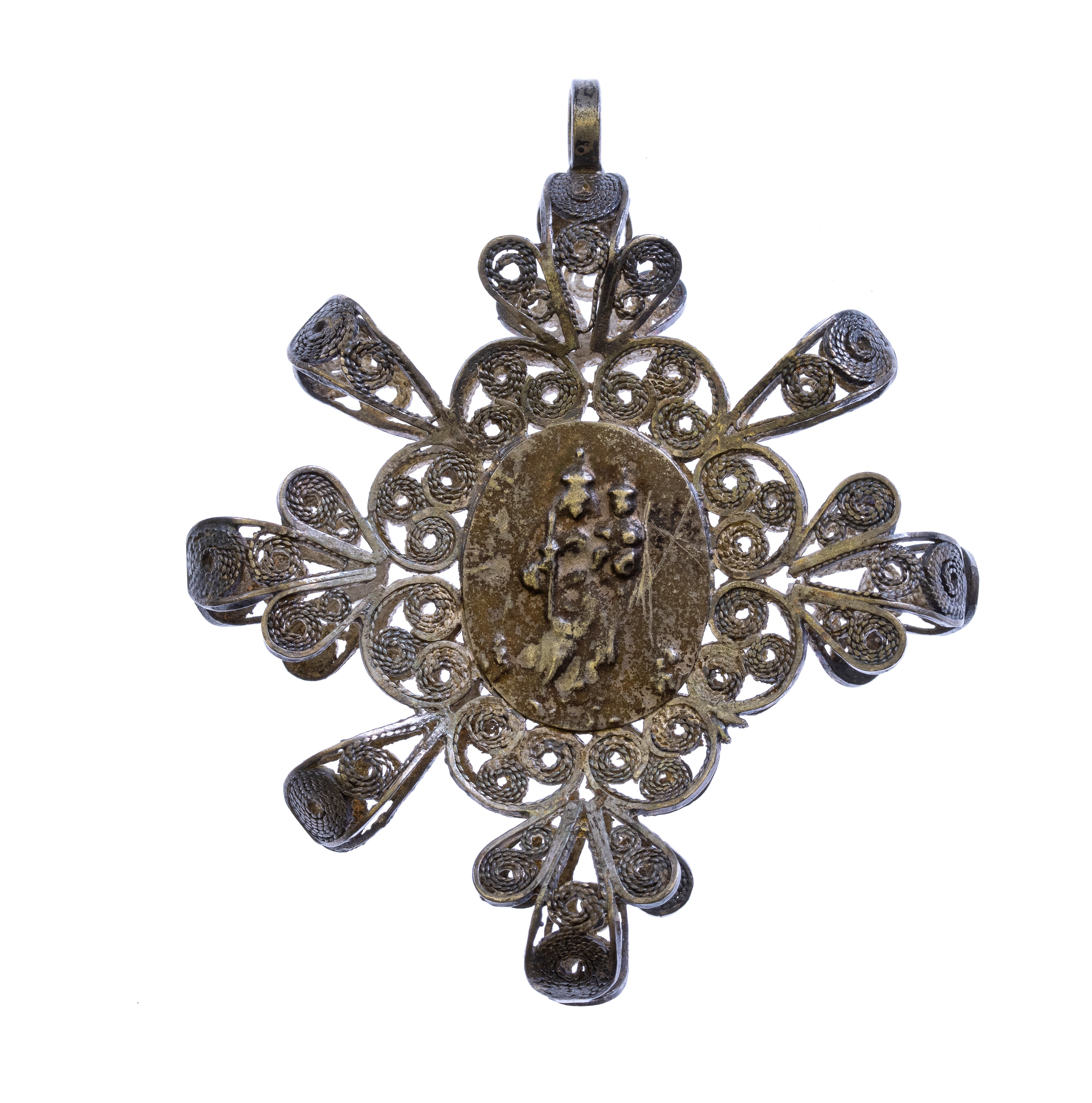 Pendente in argento, decorato in filigrana con medaglione