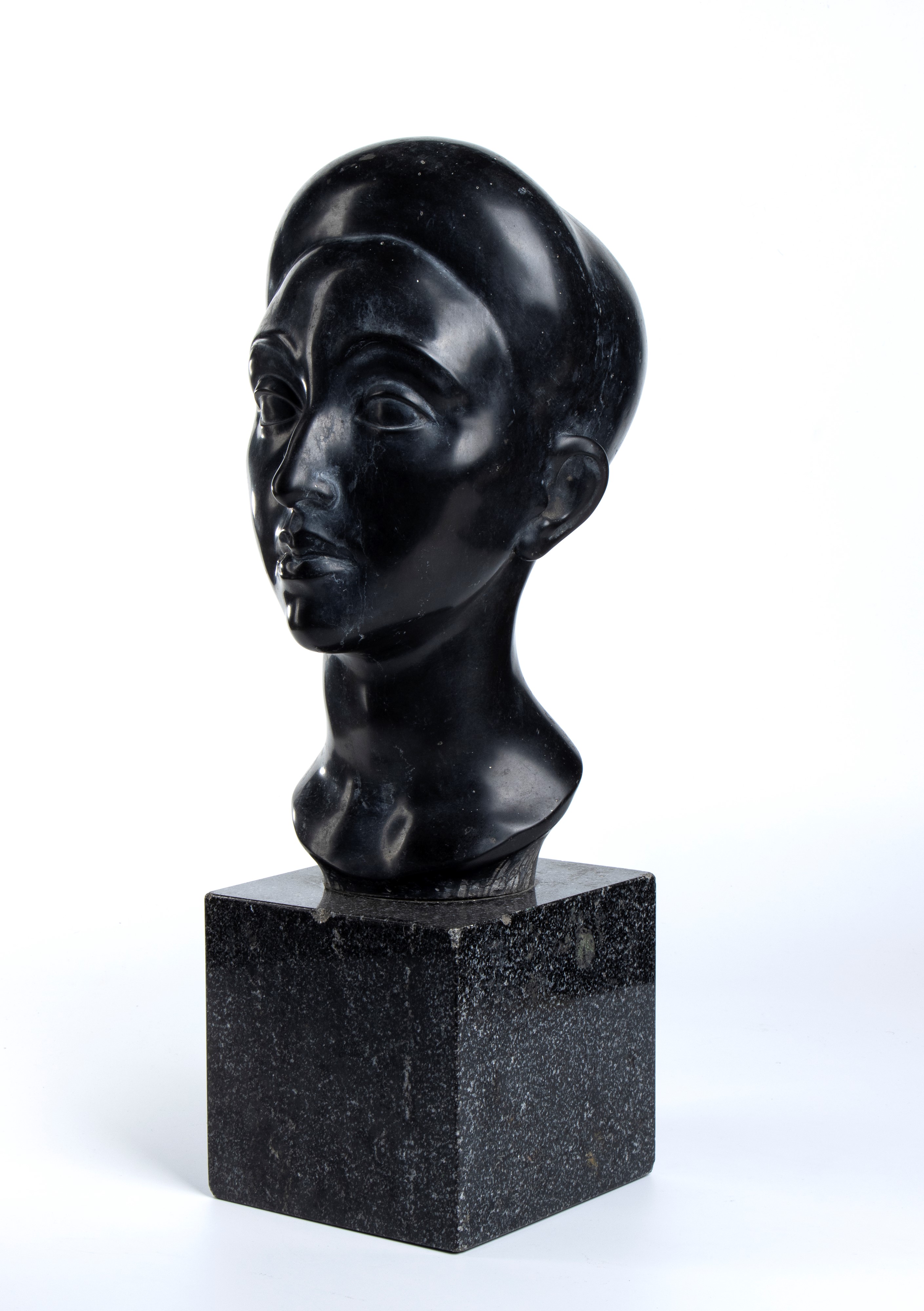 Alasia Borghese - Alasia Borgese, Busto di donna in marmo su basamento