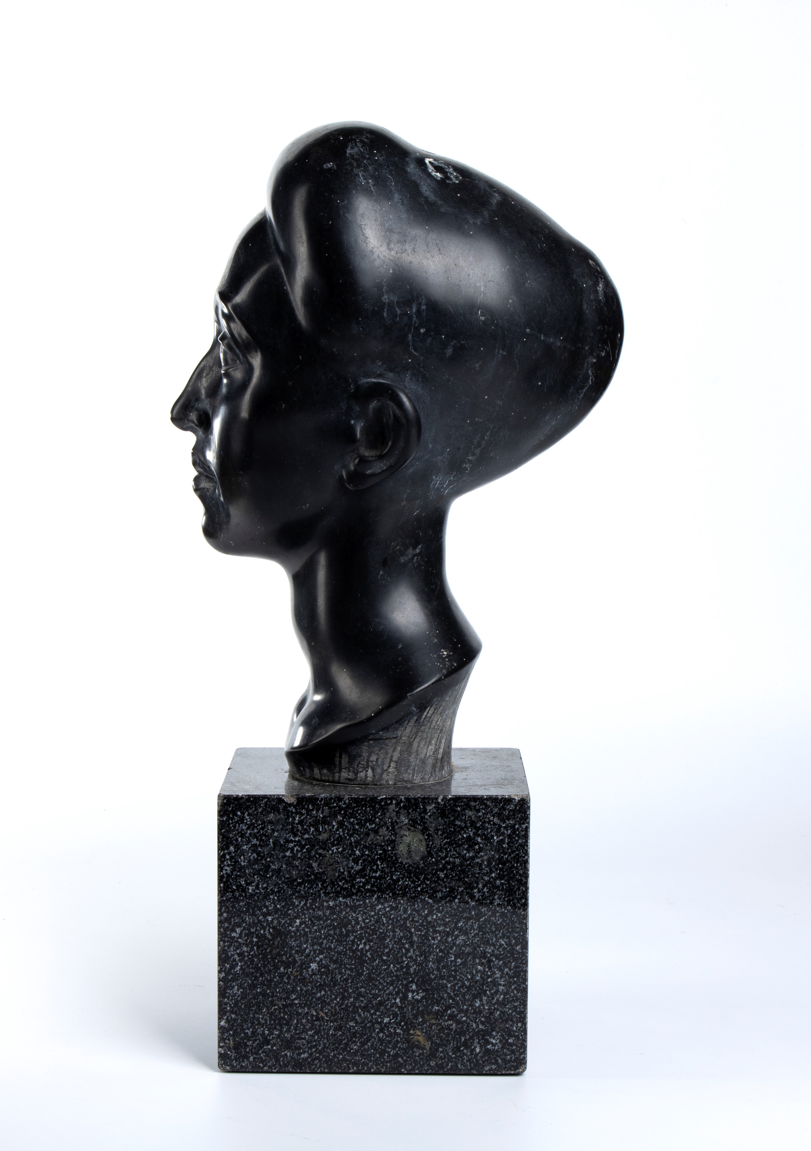 Alasia Borghese - Alasia Borgese, Busto di donna in marmo su basamento