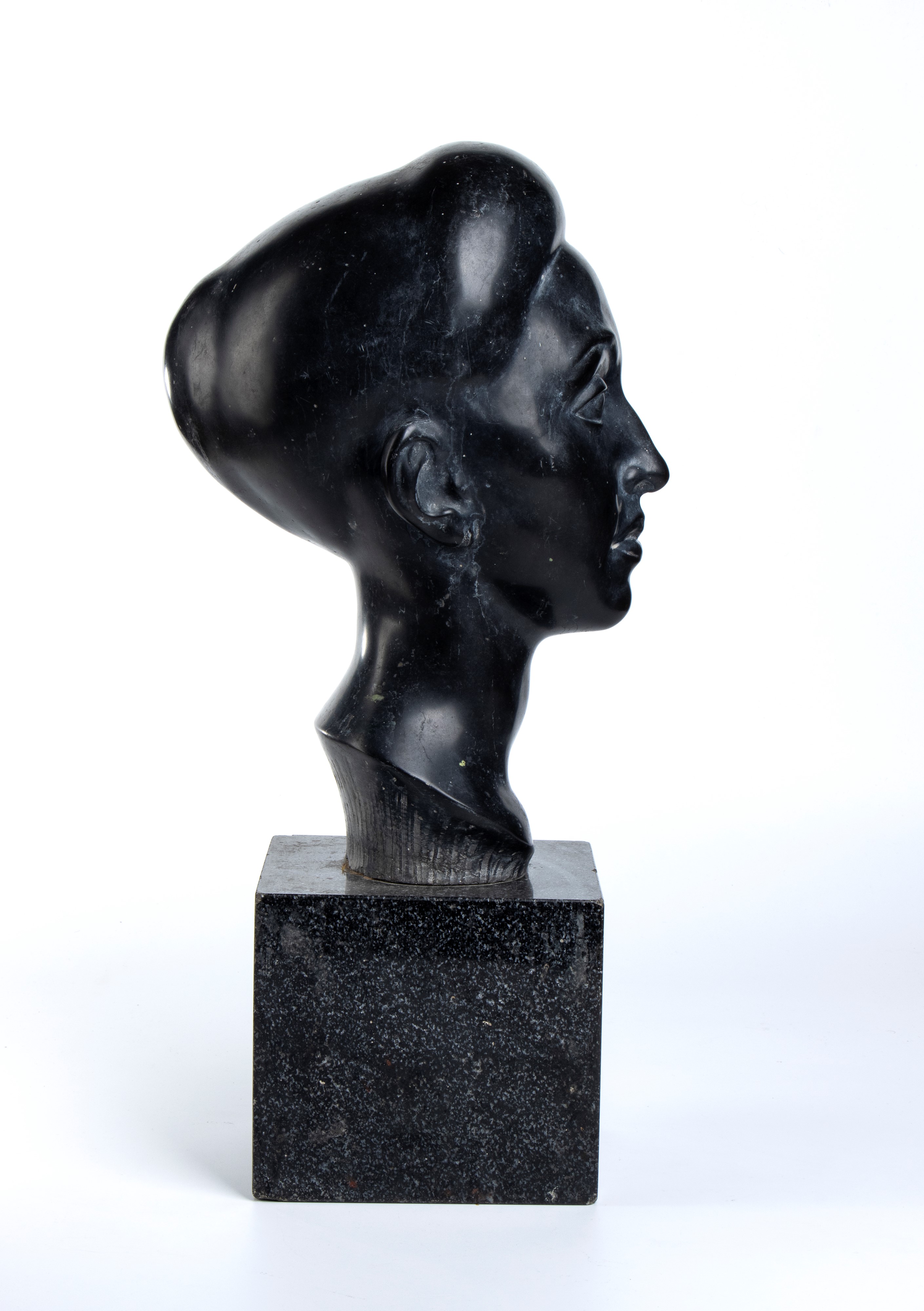 Alasia Borghese - Alasia Borgese, Busto di donna in marmo su basamento