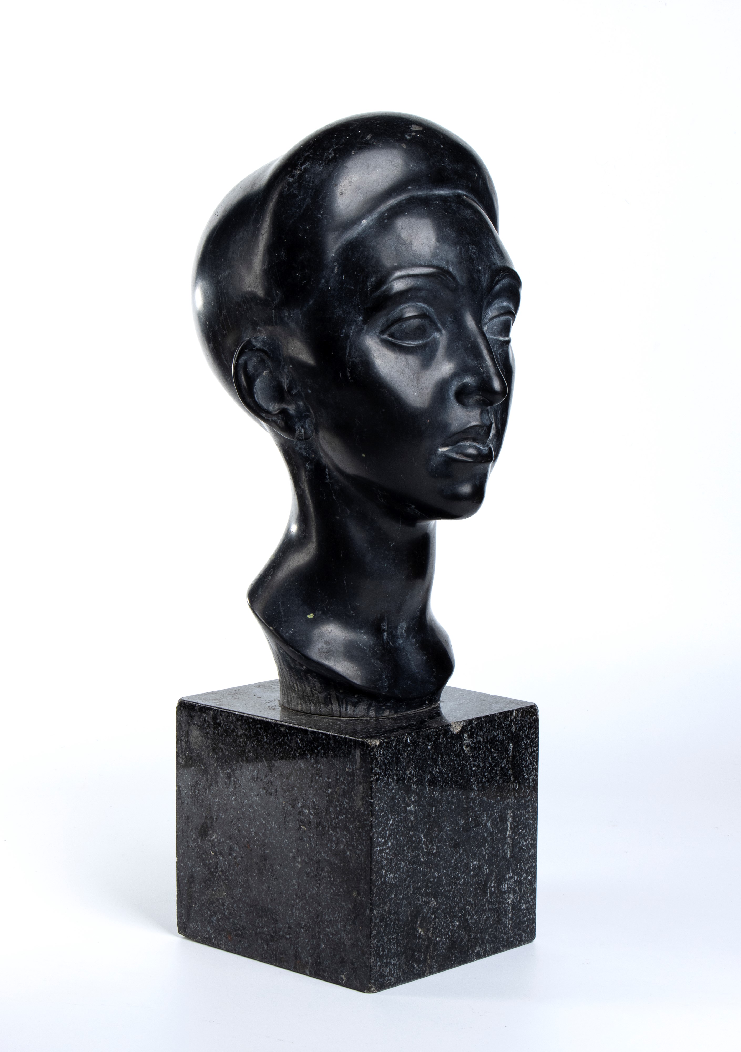 Alasia Borghese - Alasia Borgese, Busto di donna in marmo su basamento