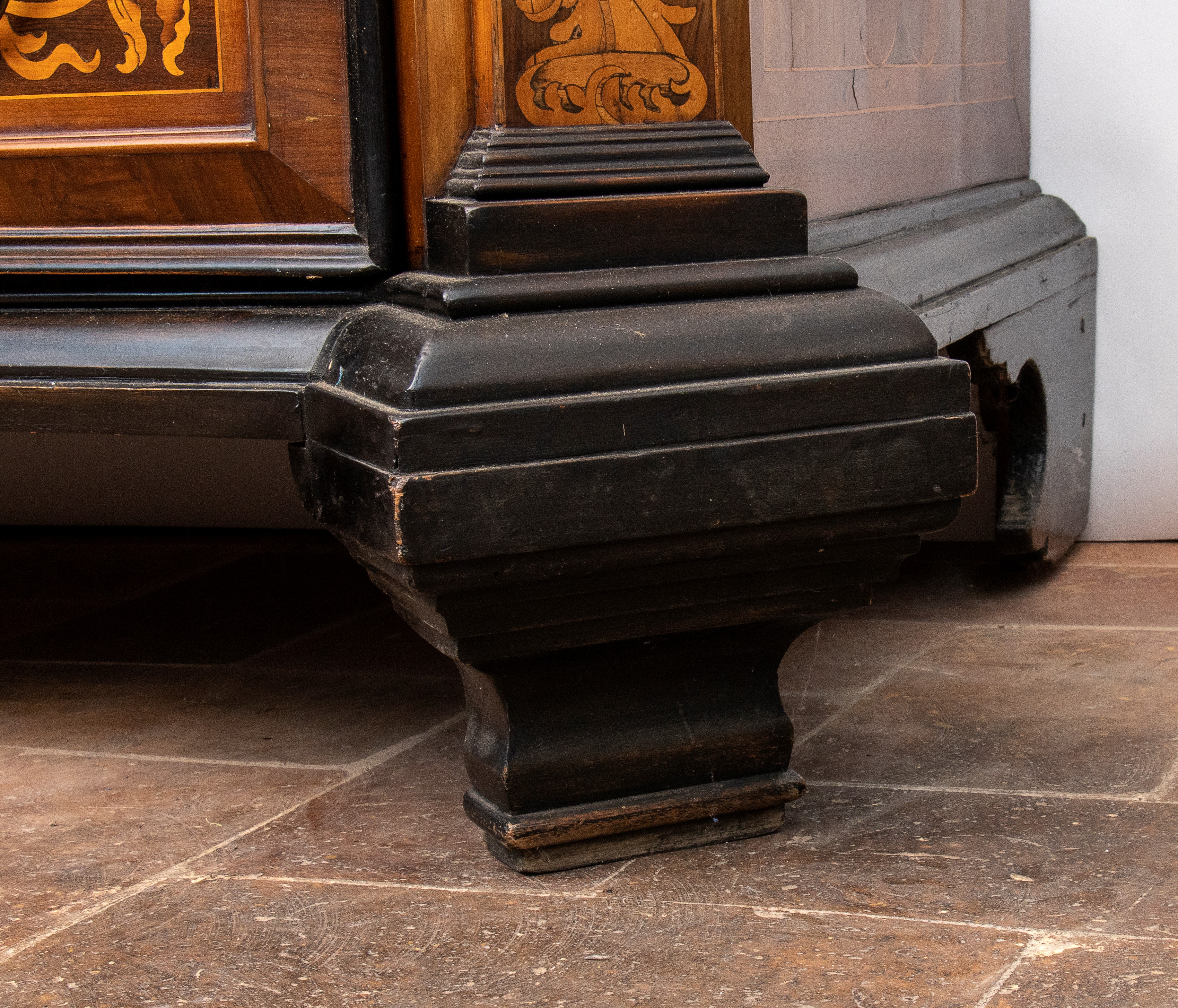 Commode, intarsi in avorio e legni pregiati, Lombardia, prima metà del XVIII secolo