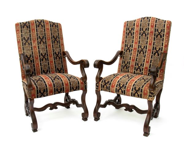 Coppia di grandi poltrone piemontesi in noce